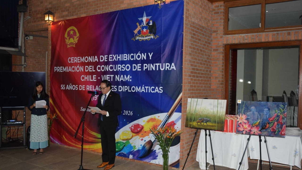 Exhibition highlights Vietnam through the brushstrokes of 27 Chilean artists