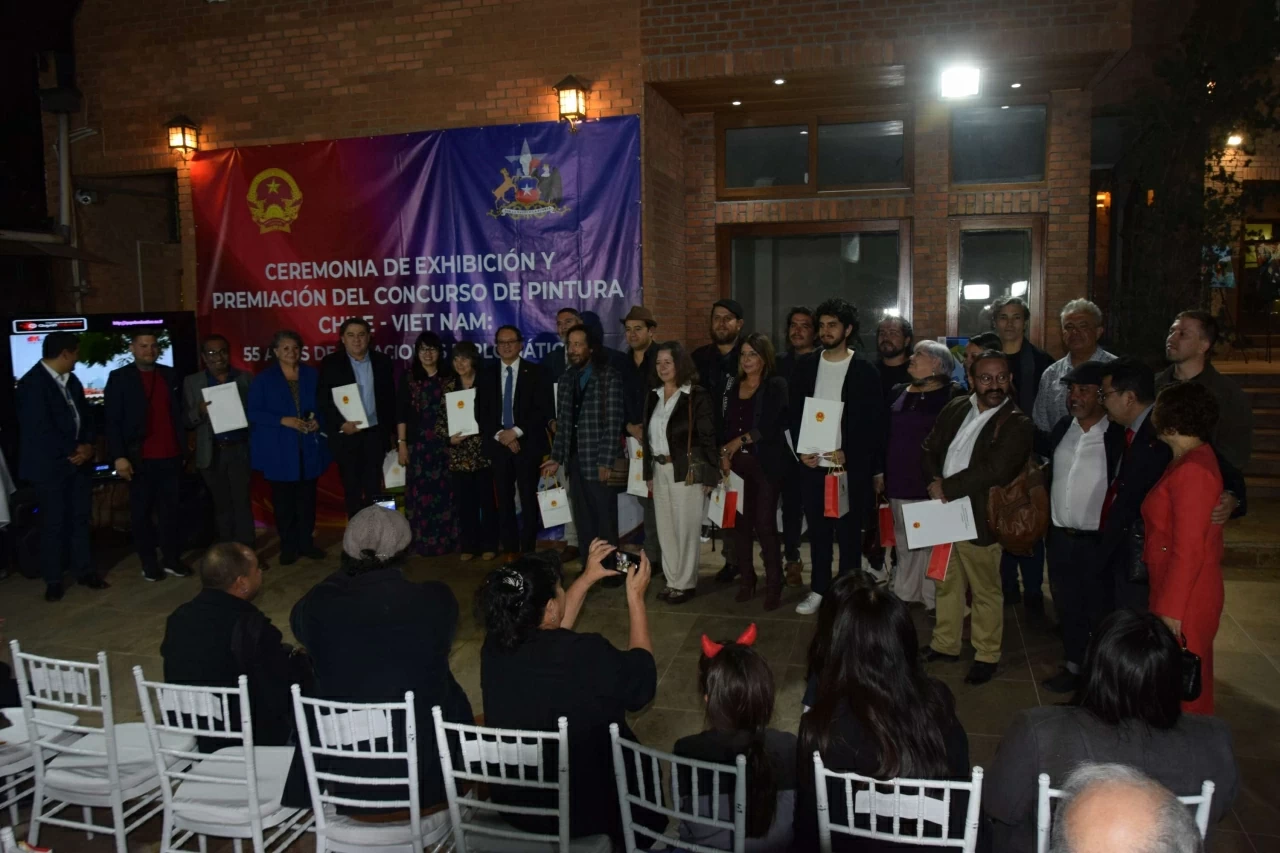 Exhibition highlights Vietnam through the brushstrokes of 27 Chilean artists