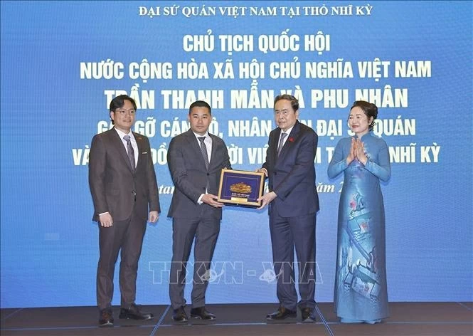 National Assembly Chairman Tran Thanh Man meets Vietnamese community in Turkey