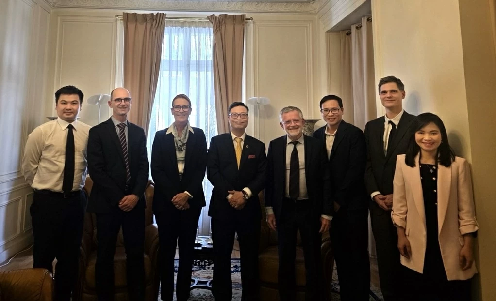 Vietnamese Ambassador to France meets with Airbus Group leadership Vietnamese Ambassador to France meets with Airbus Group leadership
