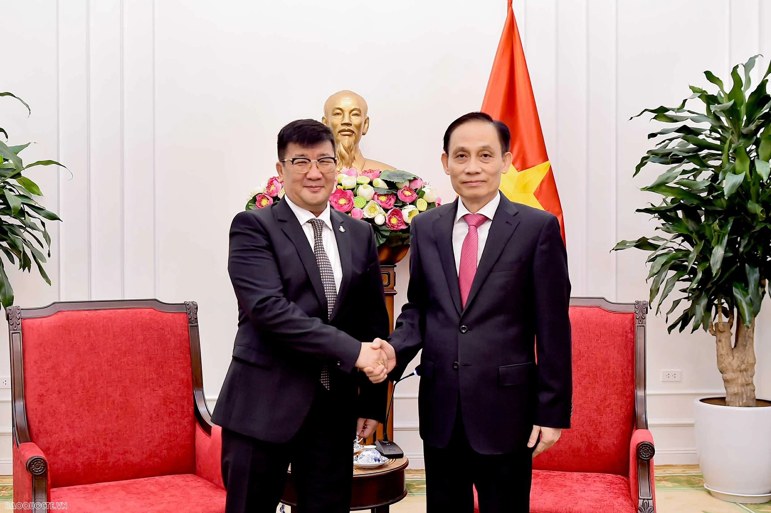 Politburo Member, Foreign Minister Le Hoai Trung receives outgoing Mongolian Ambassador Jigjee Sereejav
