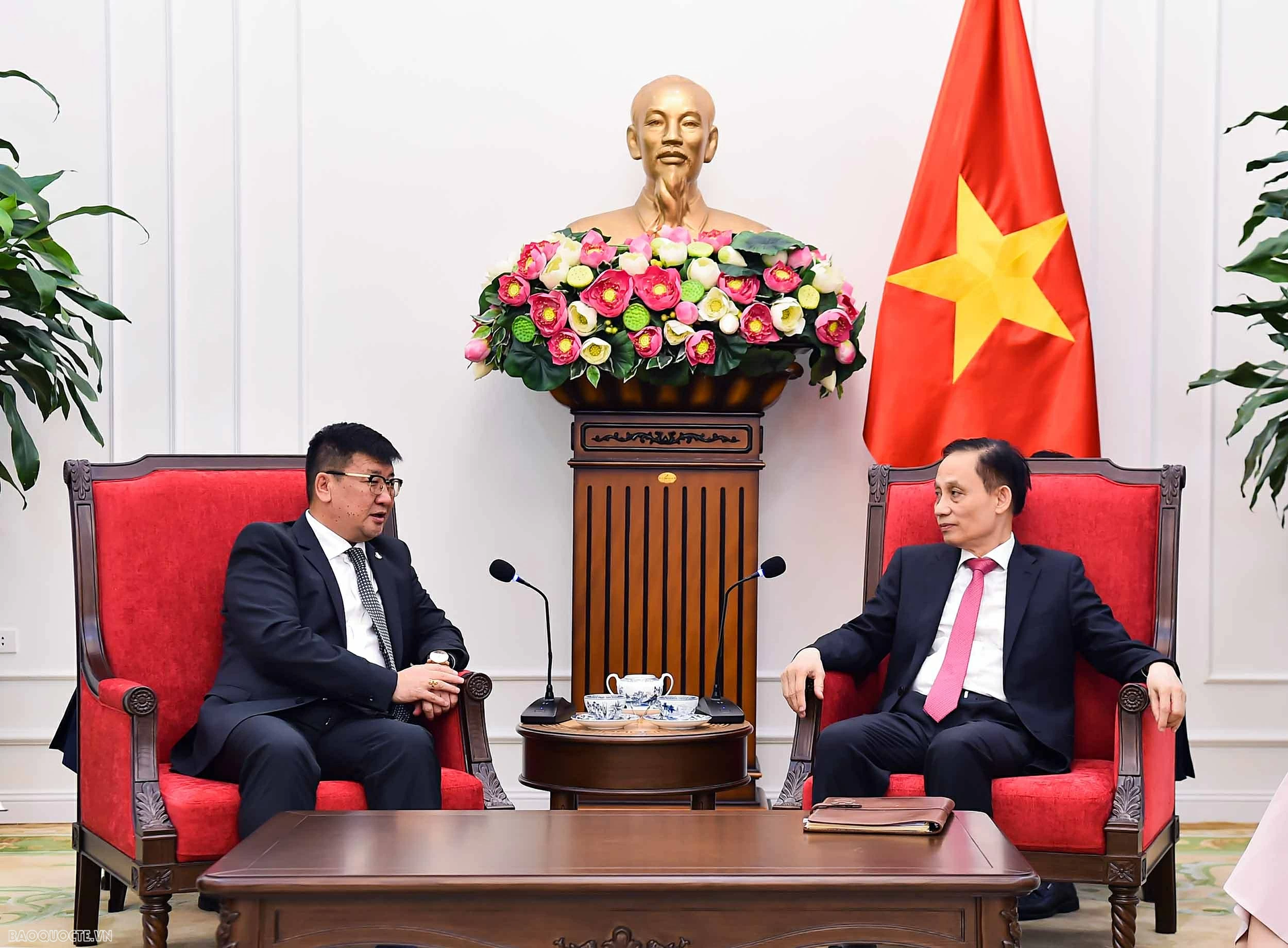 Politburo Member, Foreign Minister Le Hoai Trung receives outgoing Mongolian Ambassador Jigjee Sereejav