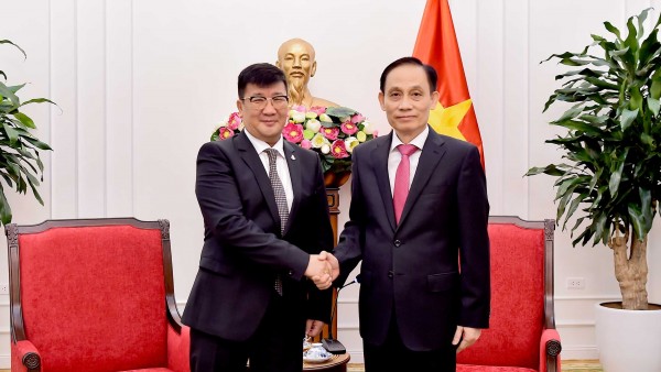 Politburo Member, Foreign Minister Le Hoai Trung receives outgoing Mongolian Ambassador Jigjee Sereejav