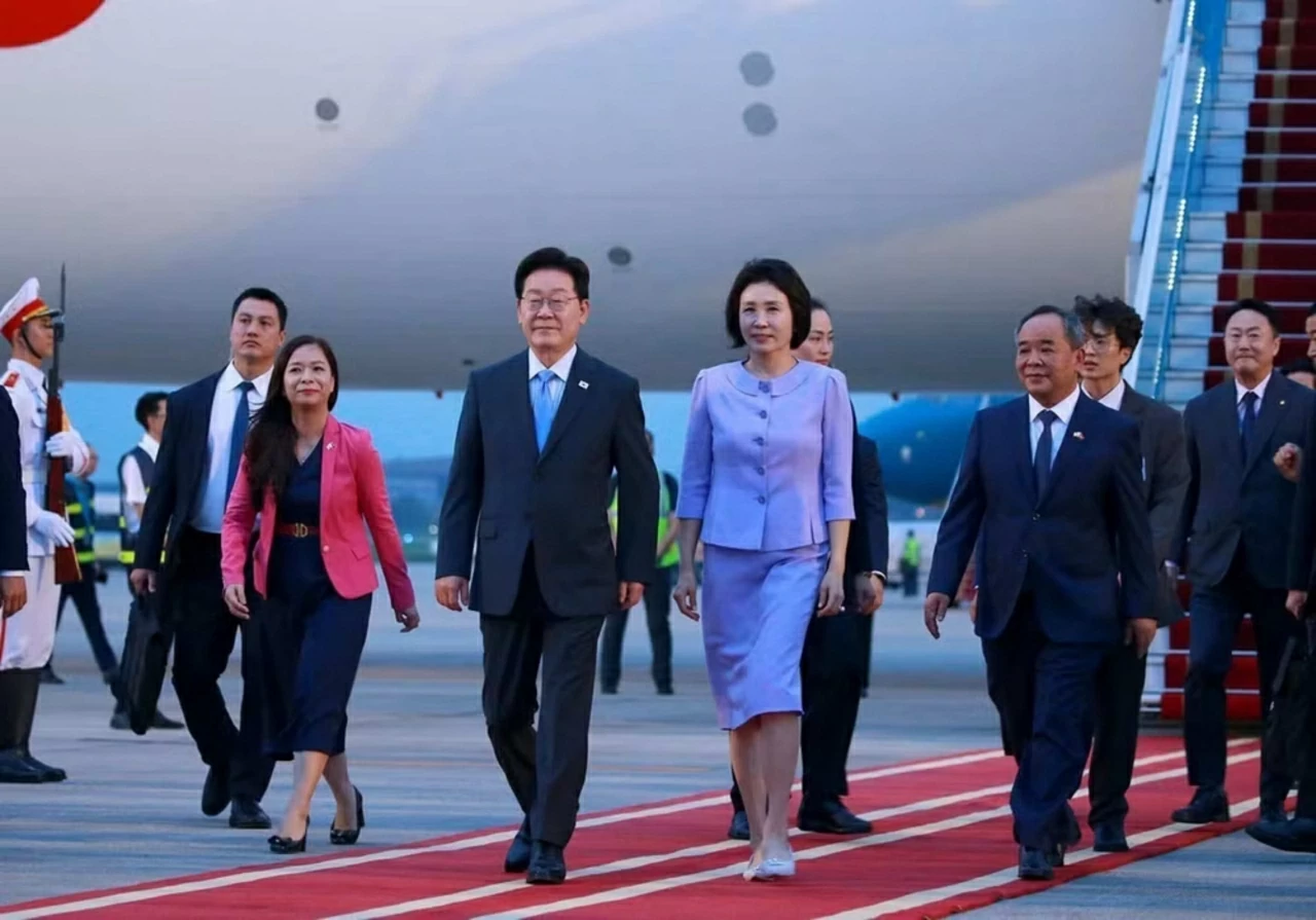 RoK President Lee Jae Myung and spouse arrive in Hanoi, begin state visit to Vietnam