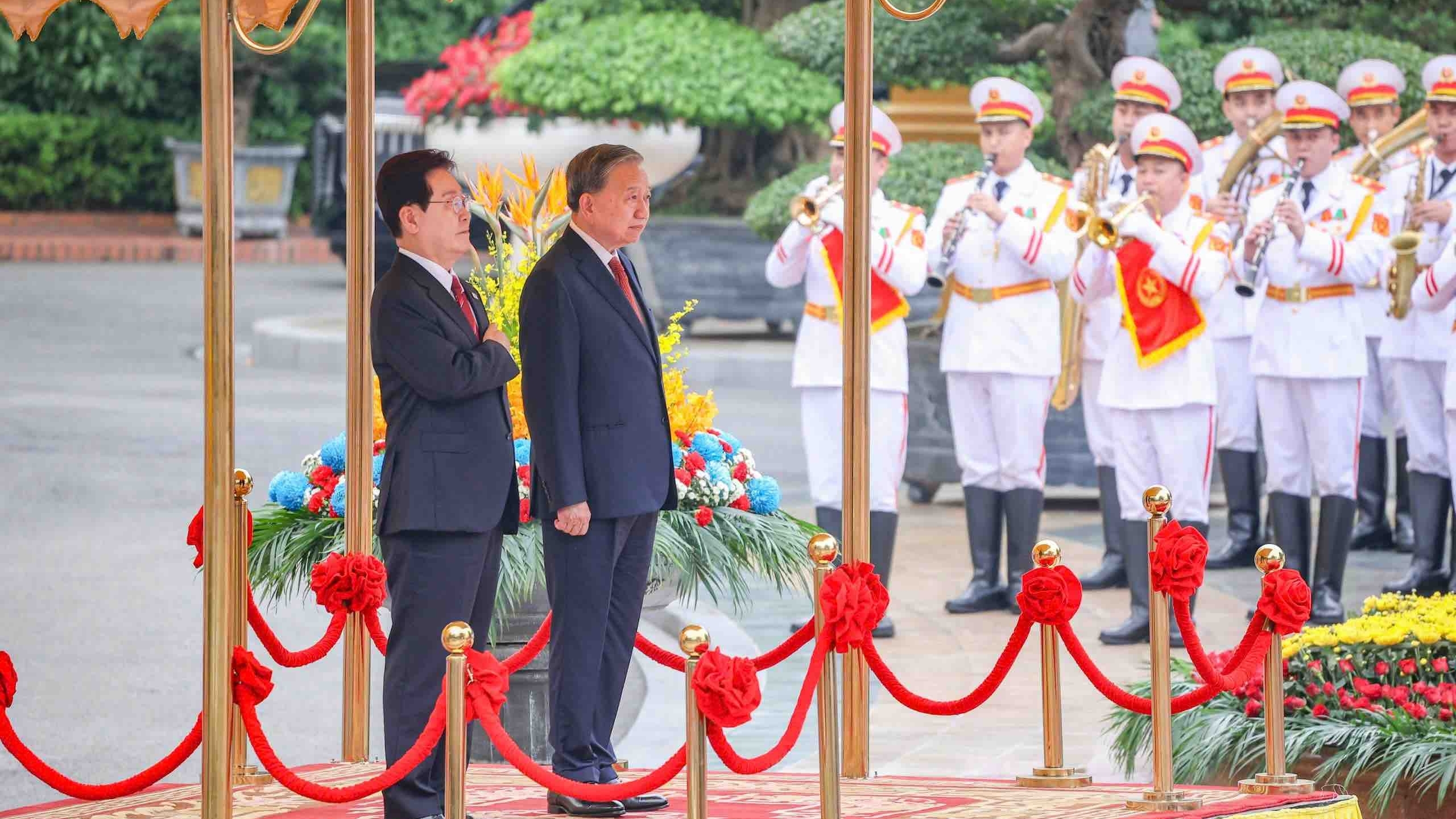 Welcome ceremony held for RoK President Lee Jae Myung and his spouse in Hanoi