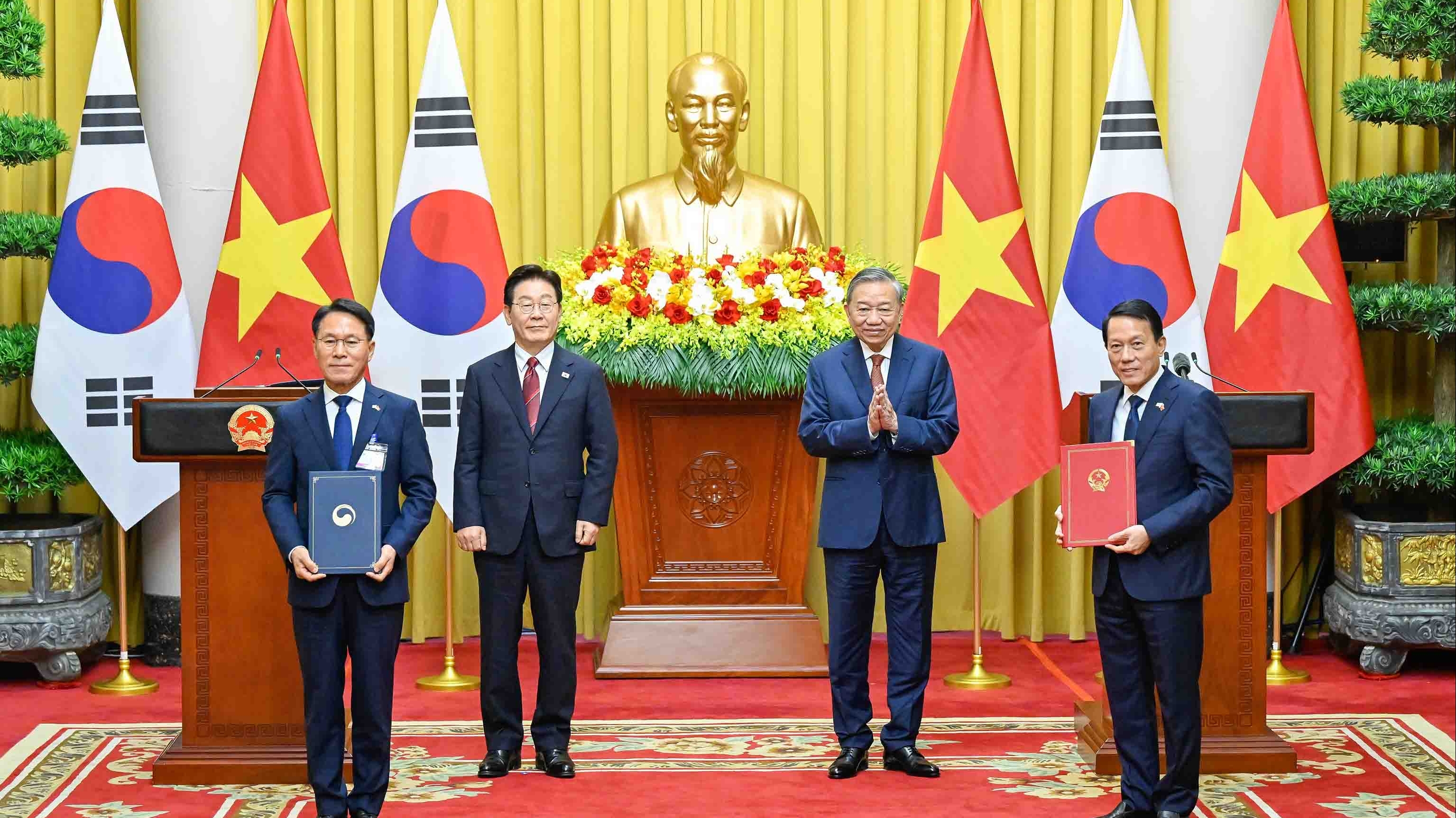 Vietnam, RoK leaders witness exchange of 12 cooperation documents