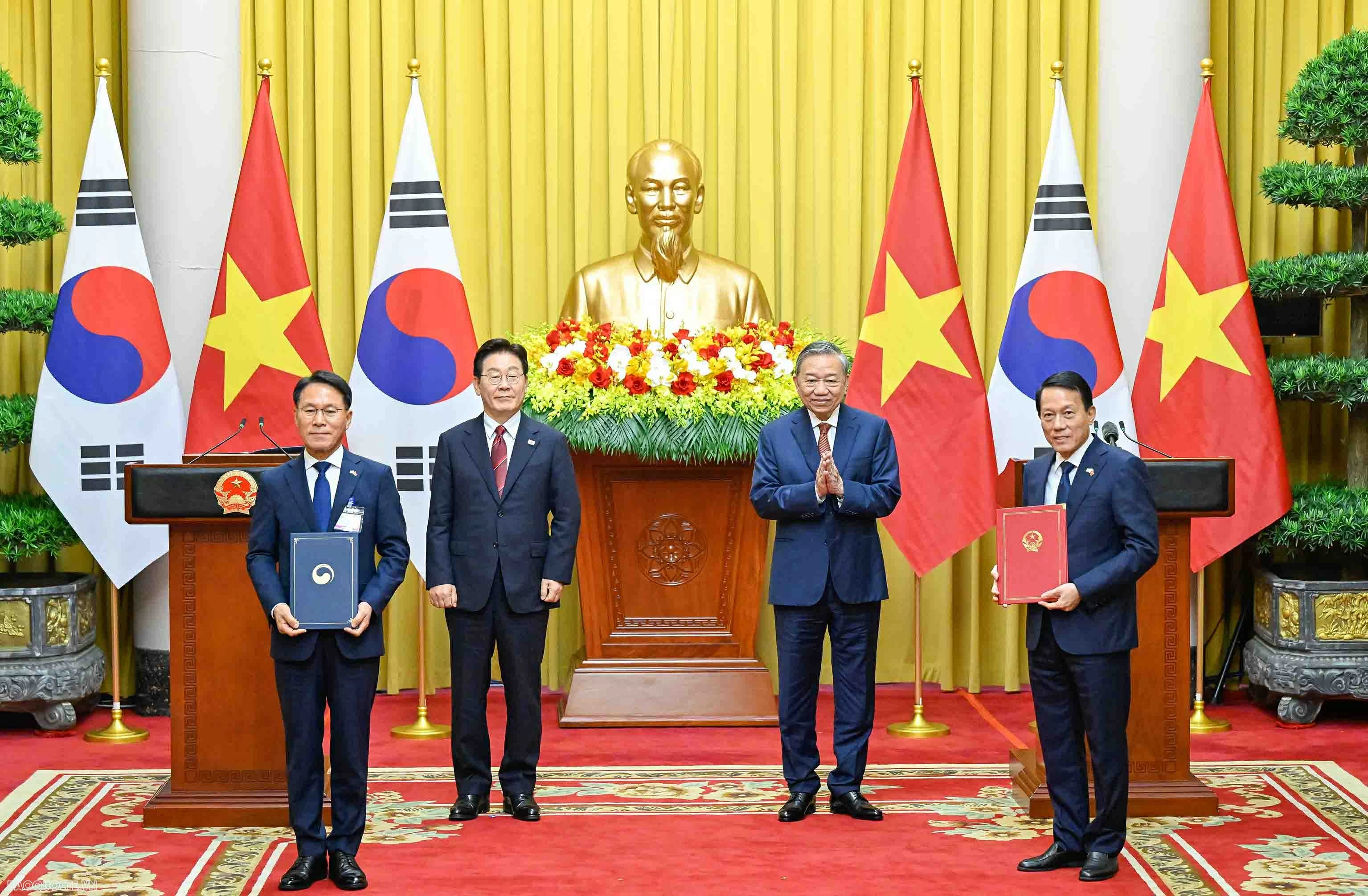 Vietnam, RoK leaders witness exchange of 12 cooperation documents Vietnam, RoK leaders witness exchange of 12 cooperation documents