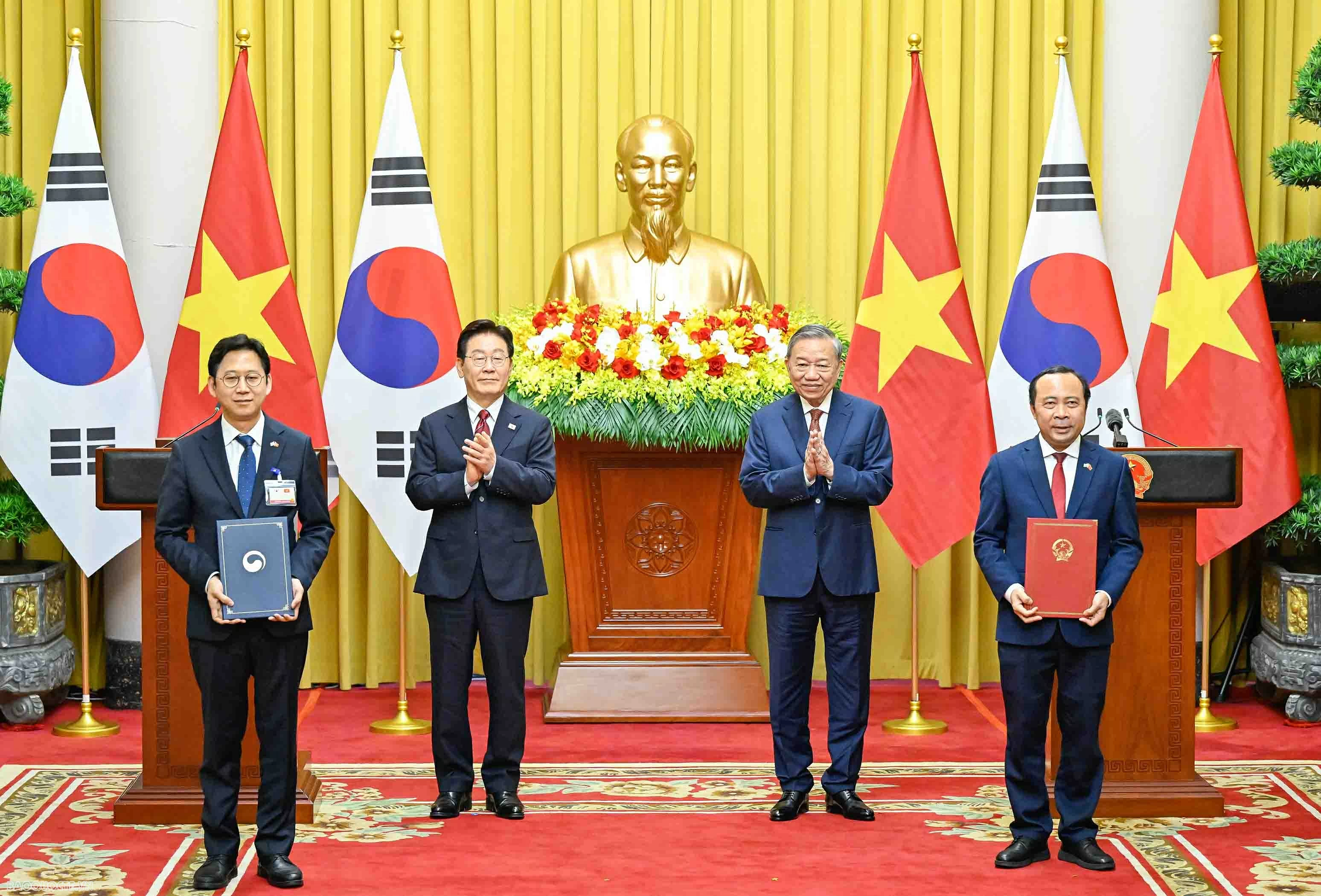 Vietnam, RoK leaders witness exchange of 12 cooperation documents Vietnam, RoK leaders witness exchange of 12 cooperation documents