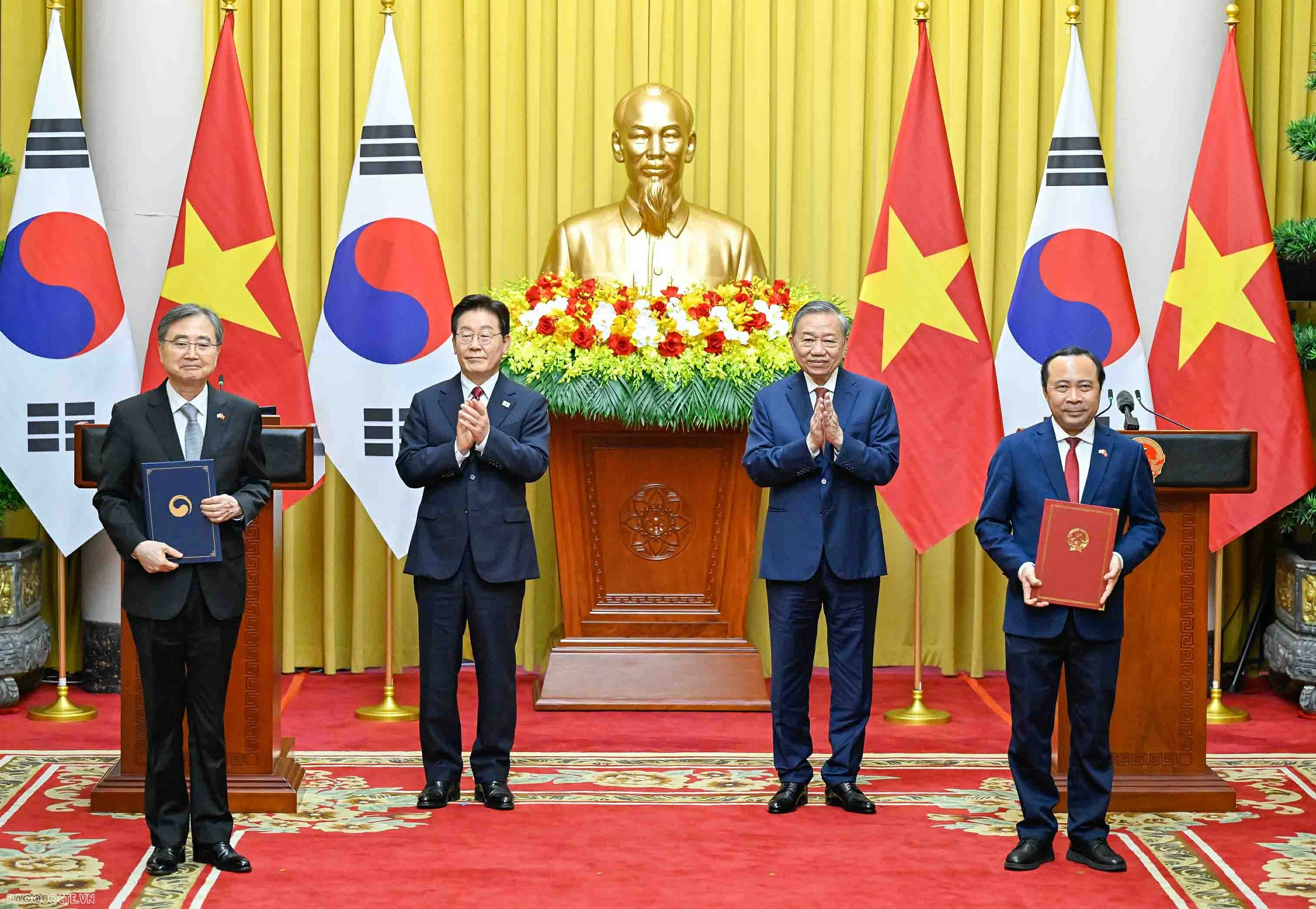 Vietnam, RoK leaders witness exchange of 12 cooperation documents Vietnam, RoK leaders witness exchange of 12 cooperation documents