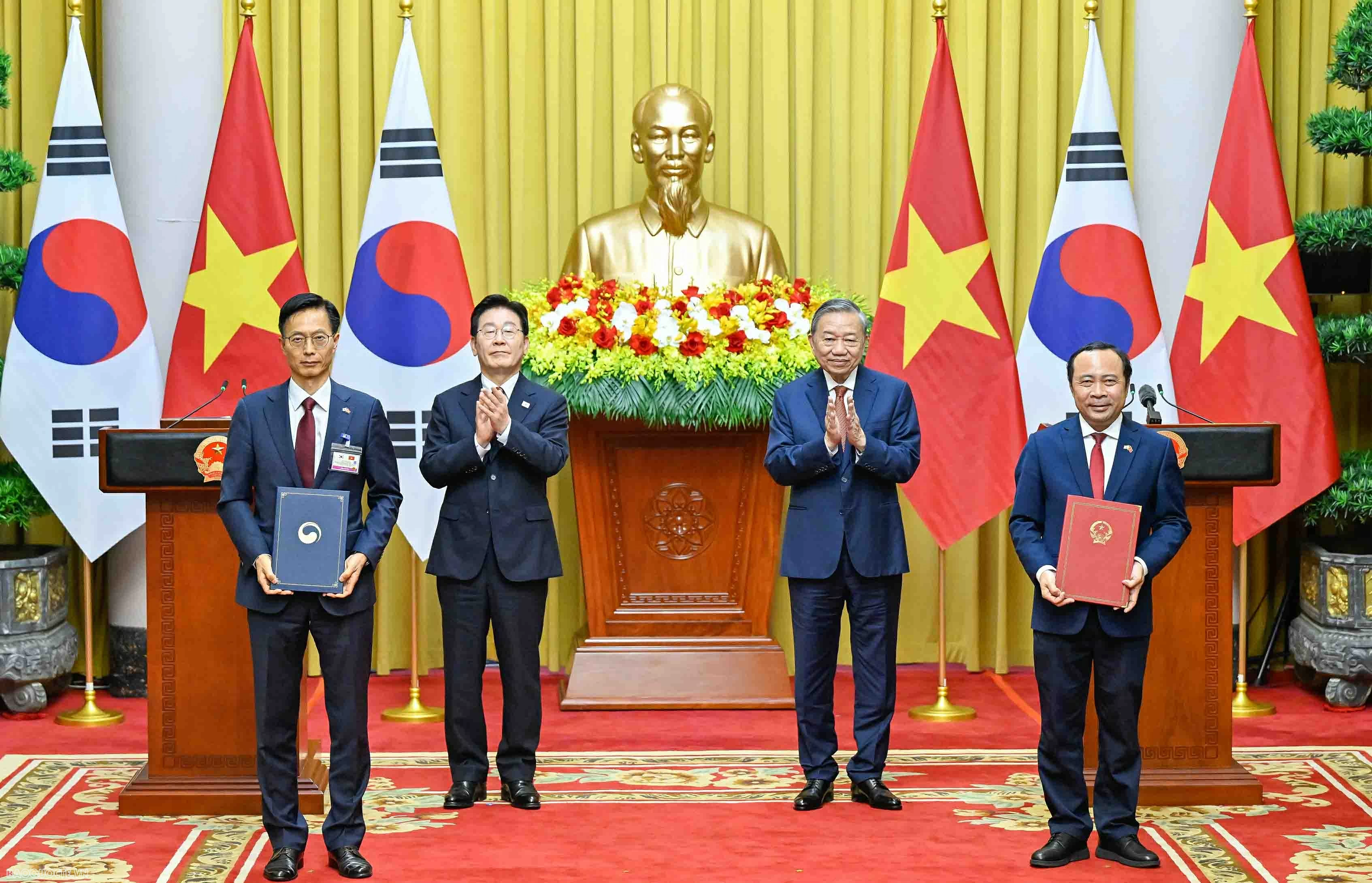Vietnam, RoK leaders witness exchange of 12 cooperation documents Vietnam, RoK leaders witness exchange of 12 cooperation documents