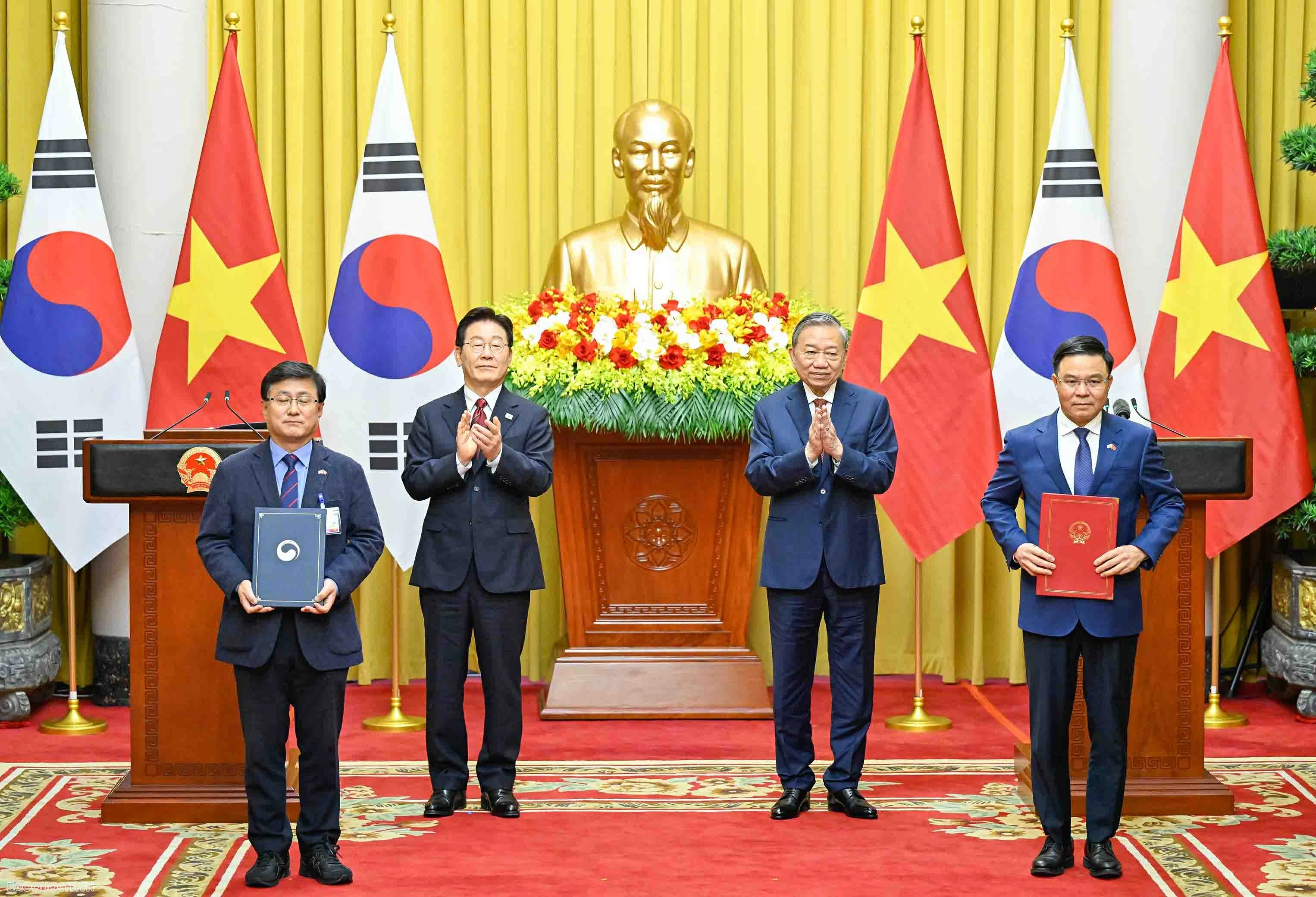 Vietnam, RoK leaders witness exchange of 12 cooperation documents