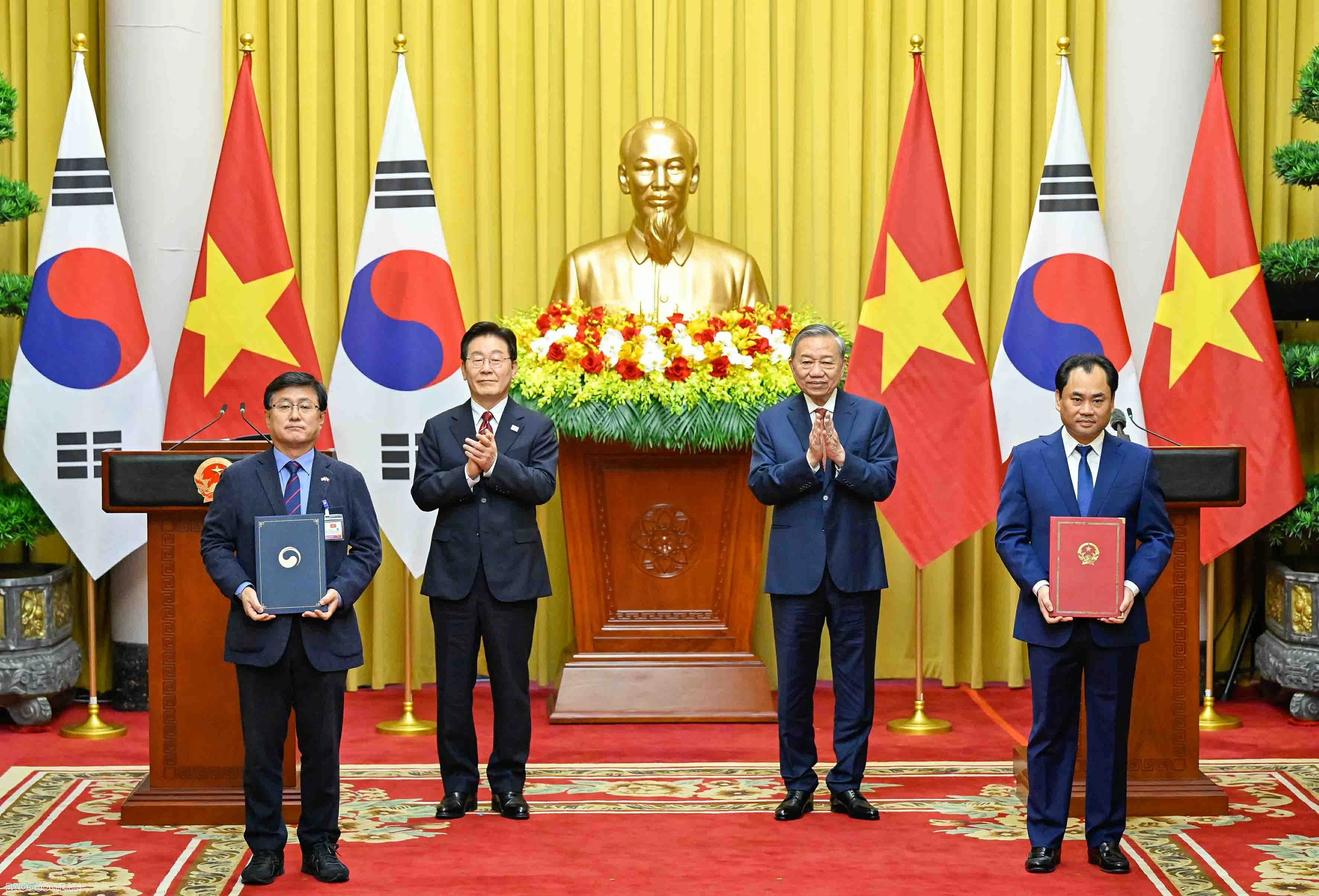 Vietnam, RoK leaders witness exchange of 12 cooperation documents