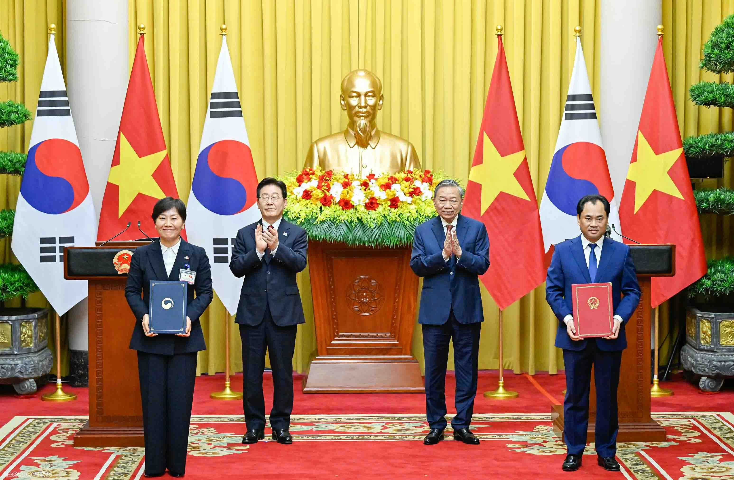 Vietnam, RoK leaders witness exchange of 12 cooperation documents Vietnam, RoK leaders witness exchange of 12 cooperation documents