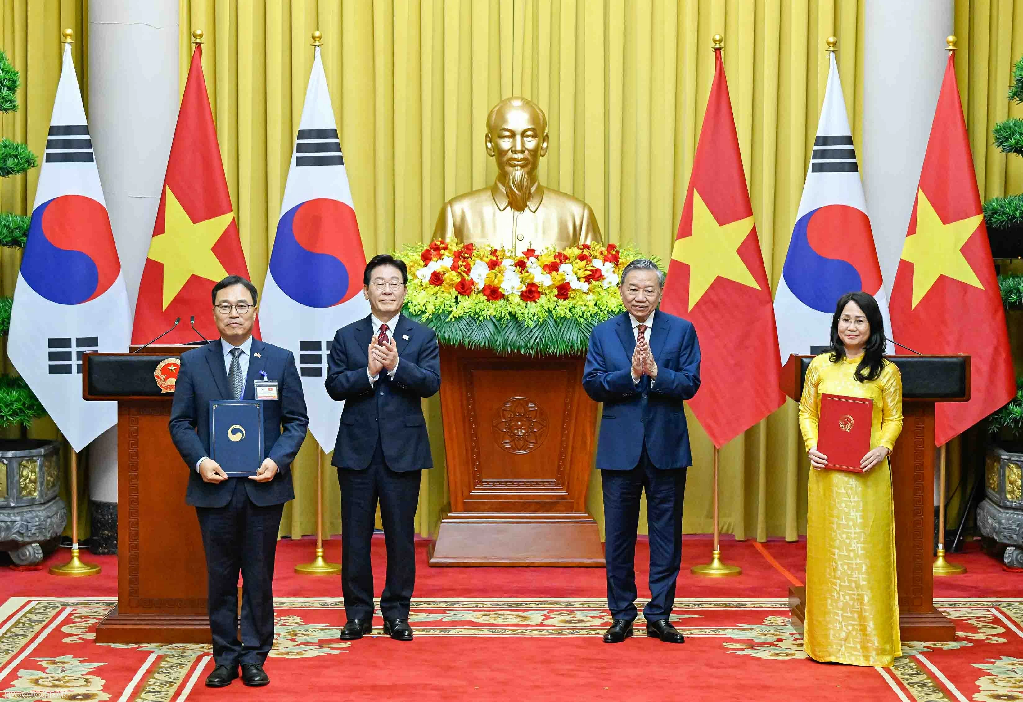 Vietnam, RoK leaders witness exchange of 12 cooperation documents