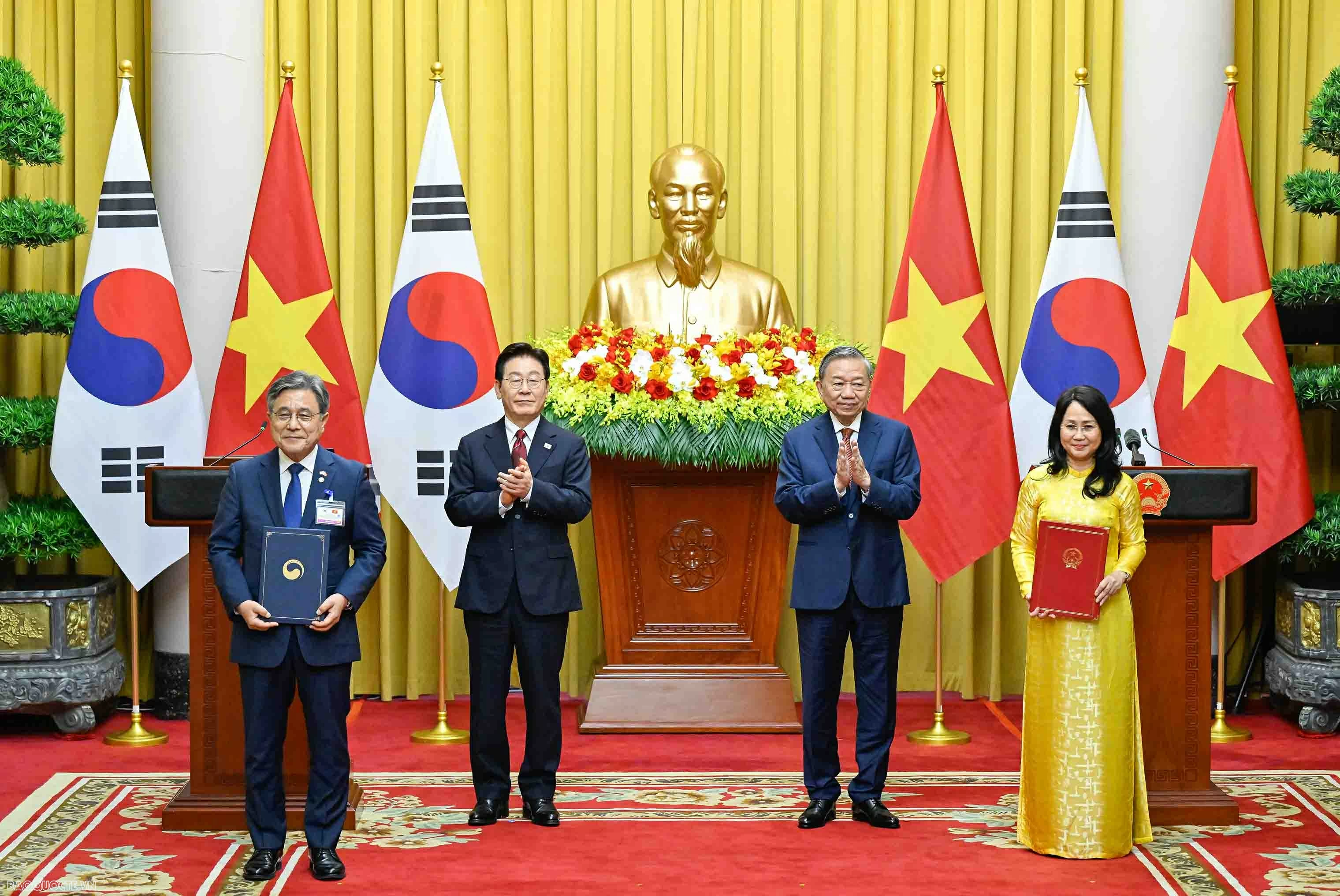 Vietnam, RoK leaders witness exchange of 12 cooperation documents