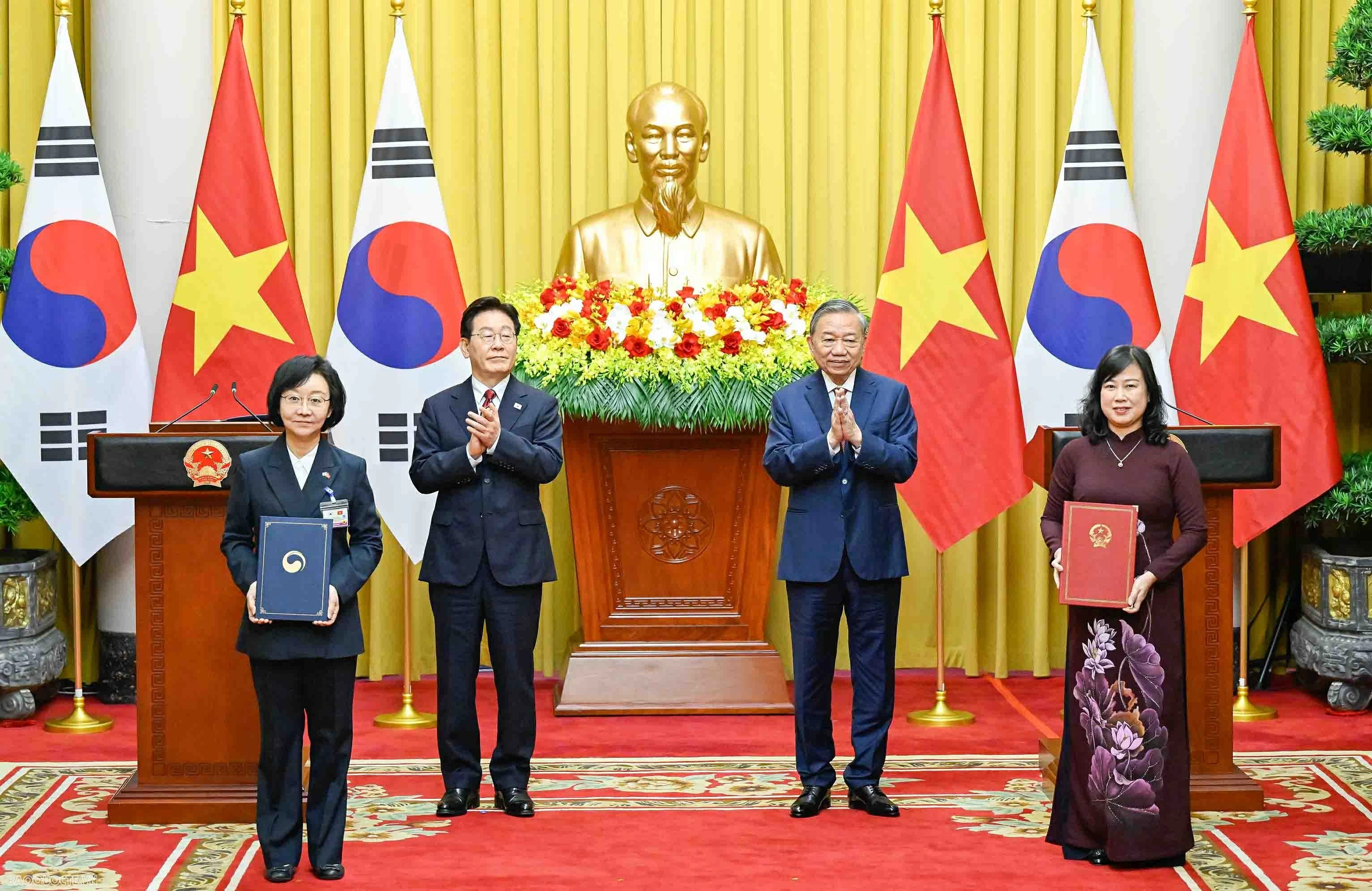 Vietnam, RoK leaders witness exchange of 12 cooperation documents