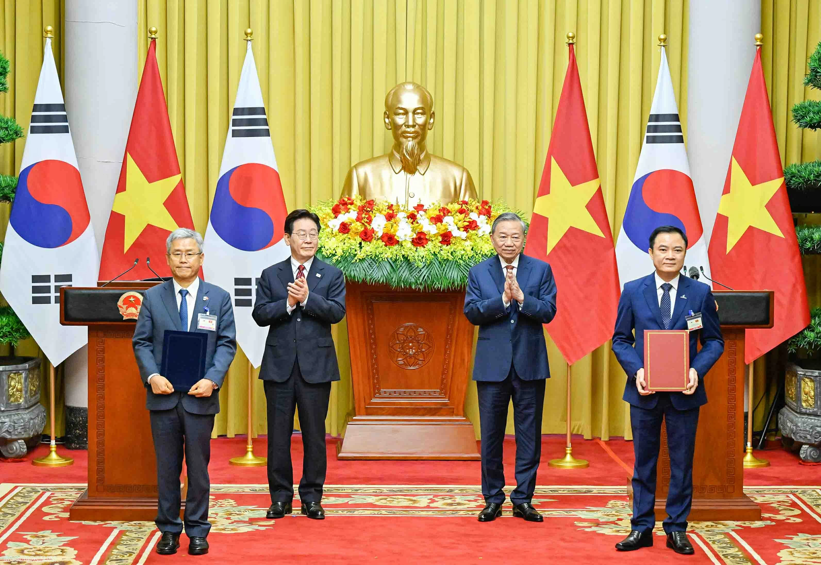 Vietnam, RoK leaders witness exchange of 12 cooperation documents