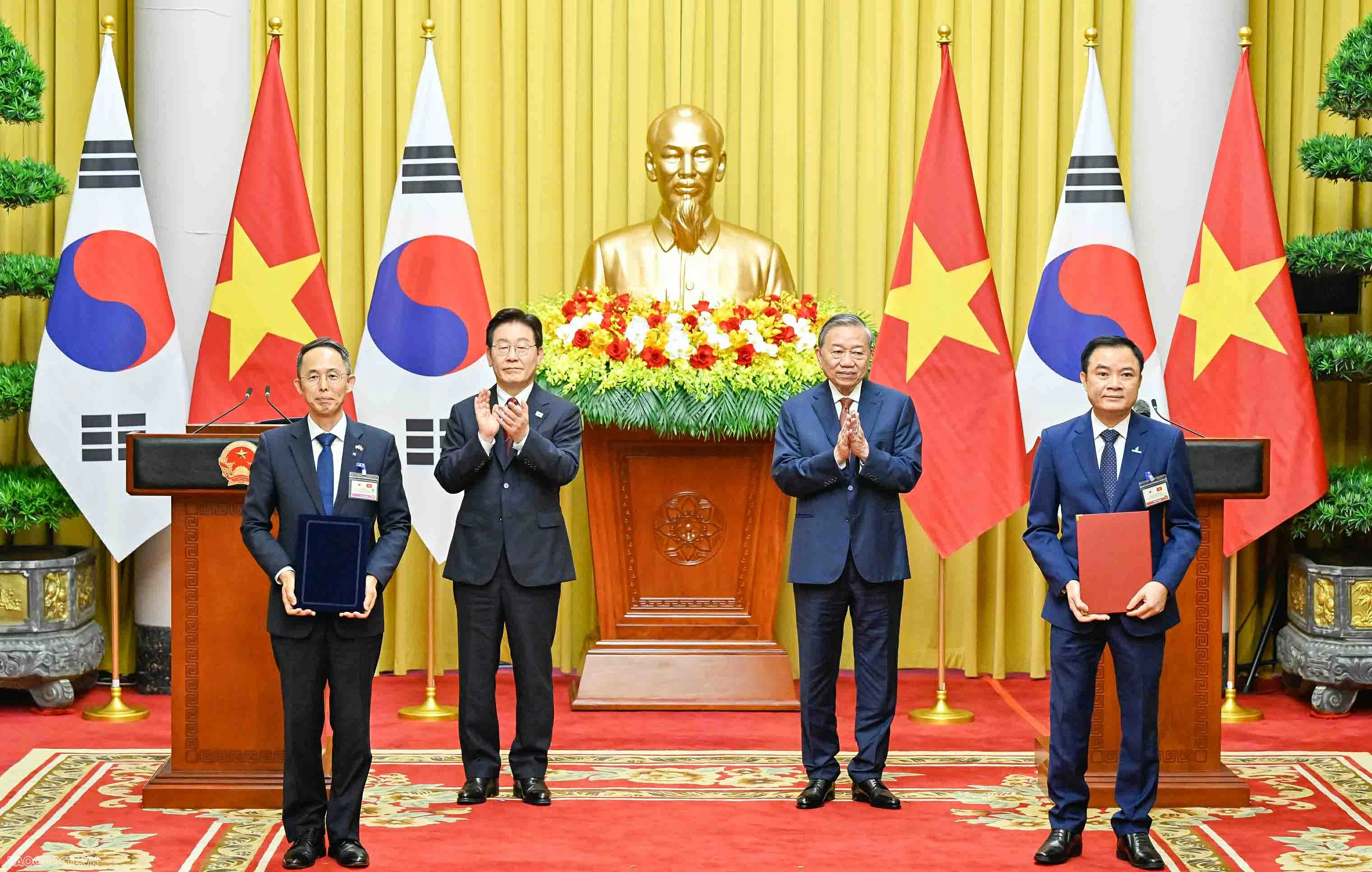 Vietnam, RoK leaders witness exchange of 12 cooperation documents Vietnam, RoK leaders witness exchange of 12 cooperation documents