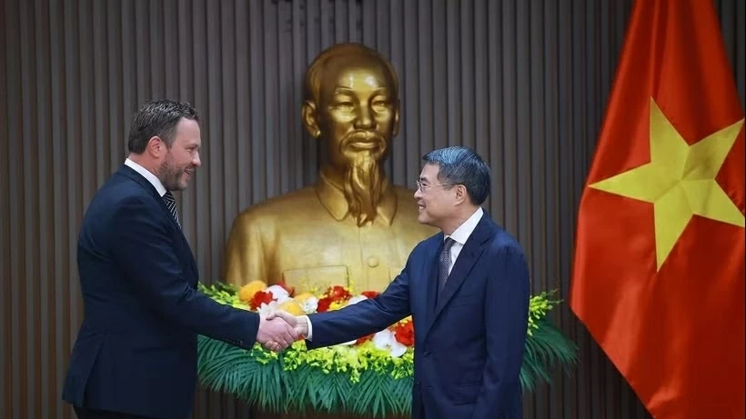 Prime Minister Le Minh Hung receives Estonian Foreign Minister Margus Tsahkna