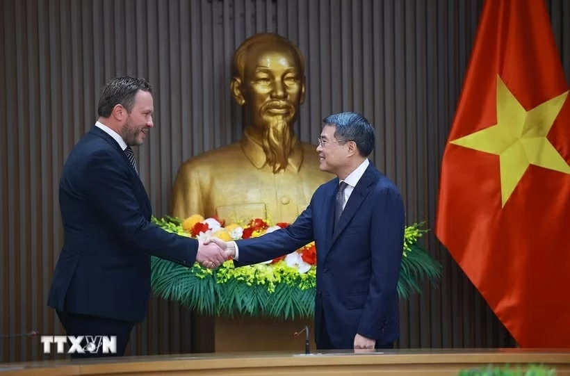 Prime Minister Le Minh Hung receives Estonian Foreign Minister Margus Tsahkna