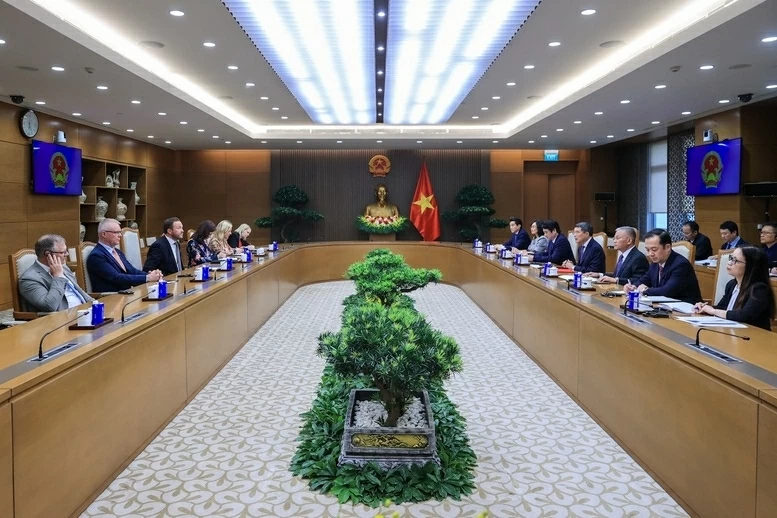 Prime Minister Le Minh Hung receives Estonian Foreign Minister Margus Tsahkna