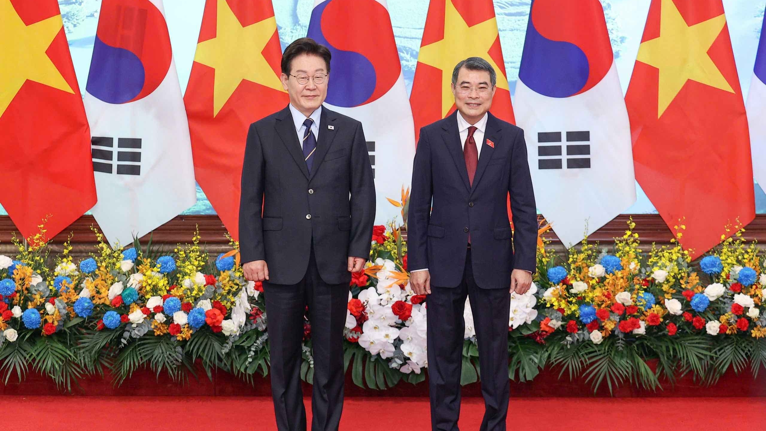 Prime Minister Le Minh Hung meets with RoK President Lee Jae Myung