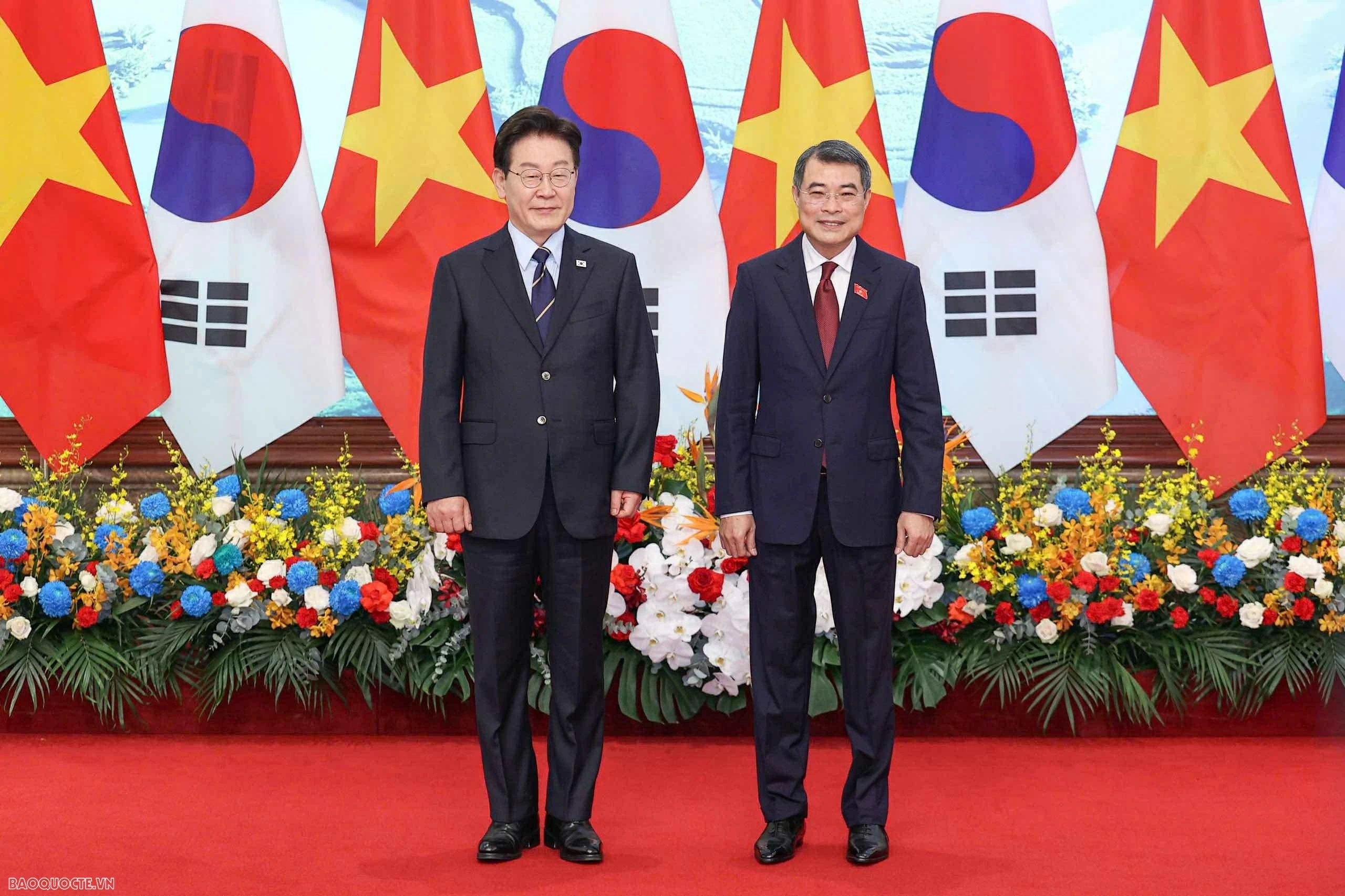 Prime Minister Le Minh Hung meets with RoK President Lee Jae Myung