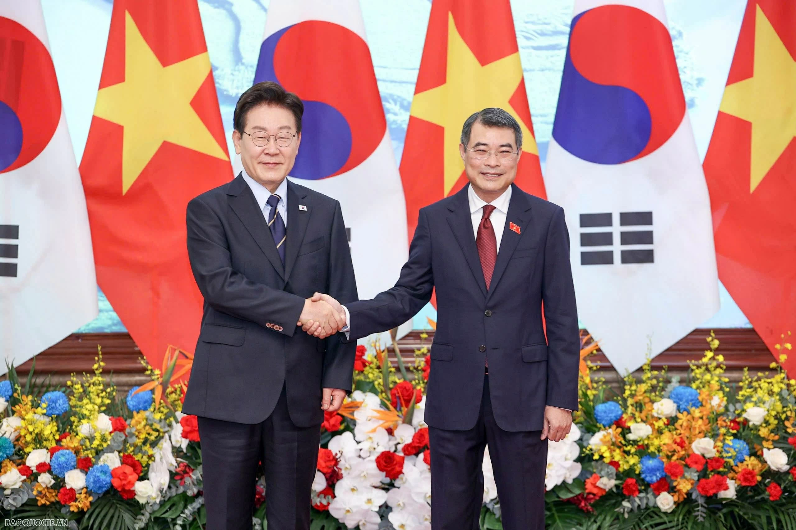 Prime Minister Le Minh Hung meets with RoK President Lee Jae Myung