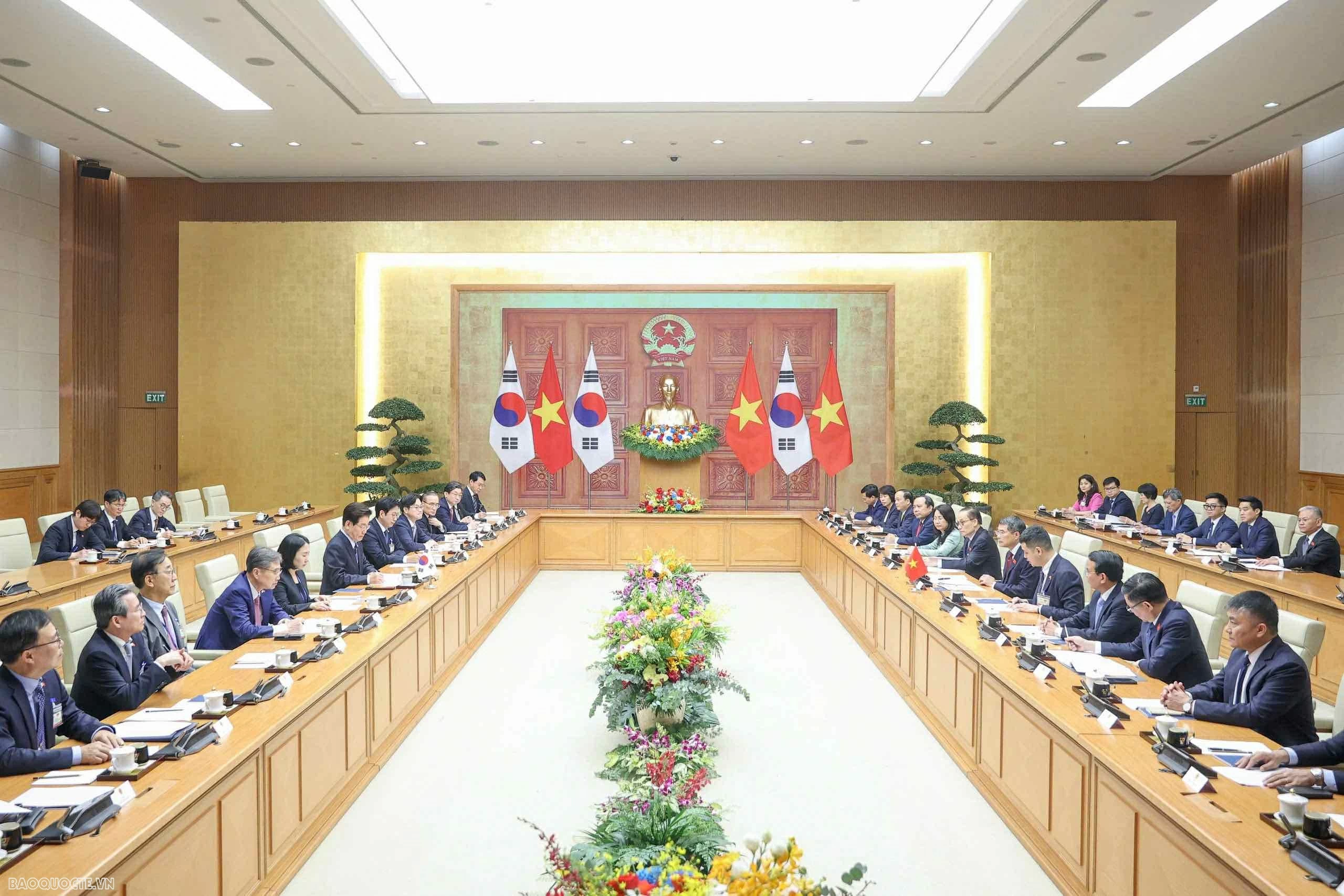 Prime Minister Le Minh Hung meets with RoK President Lee Jae Myung