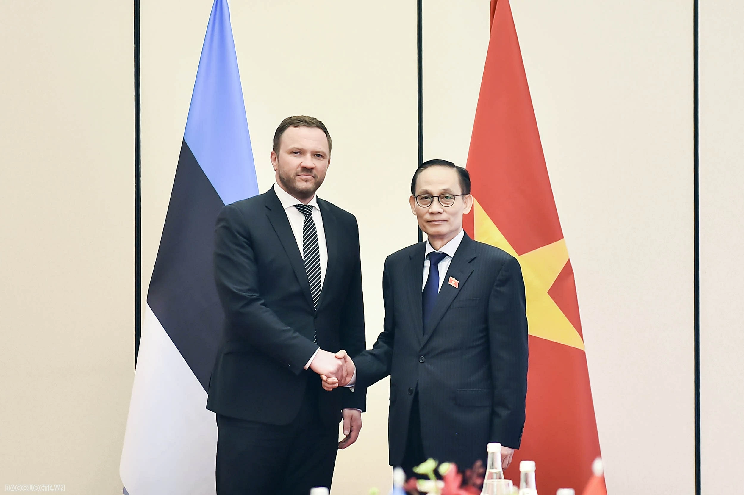Politburo member, Foreign Minister Le Hoai Trung holds talks with Estonian Foreign Minister Margus Tsahkna