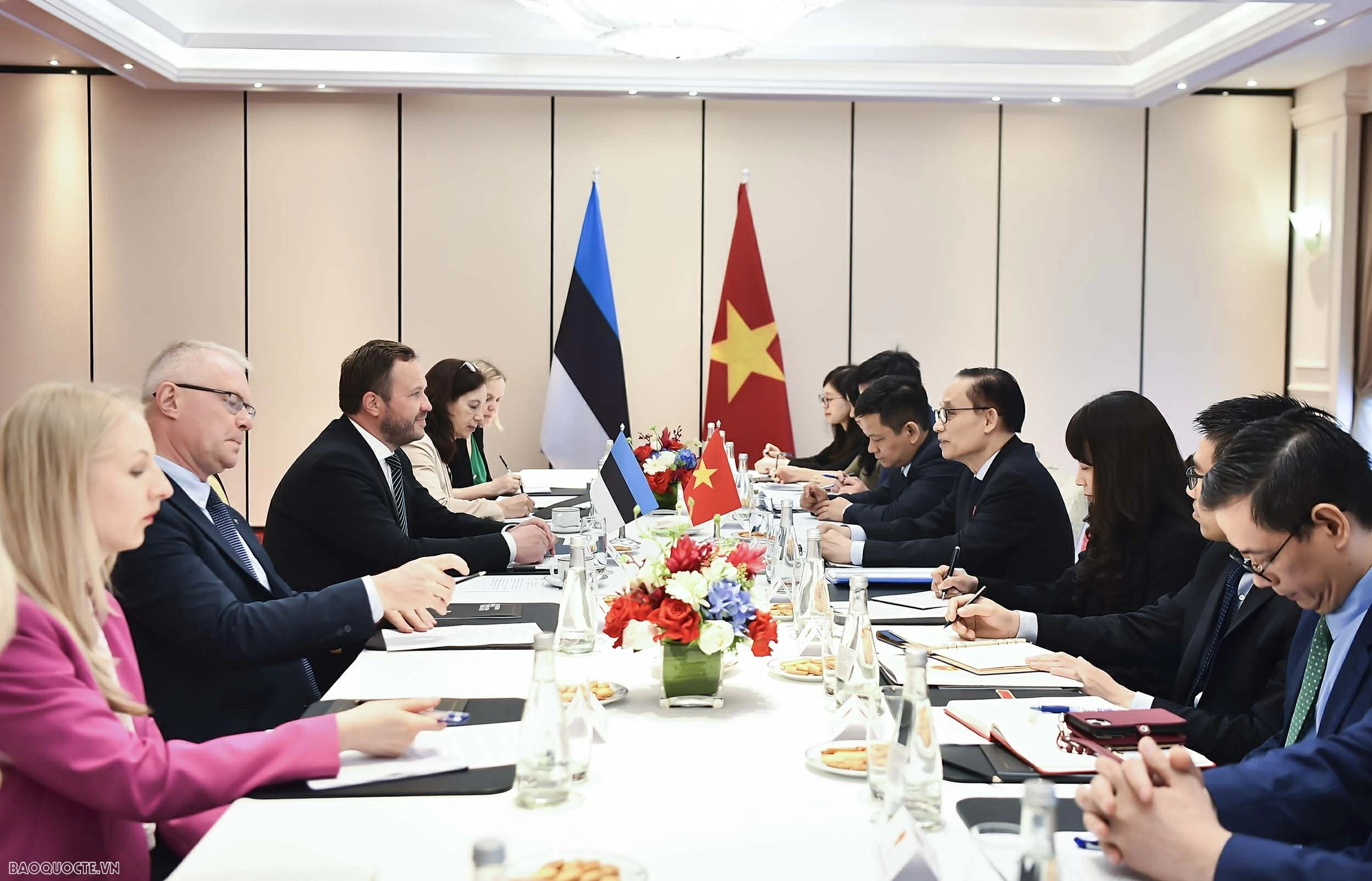 Politburo member, Foreign Minister Le Hoai Trung holds talks with Estonian Foreign Minister Margus Tsahkna