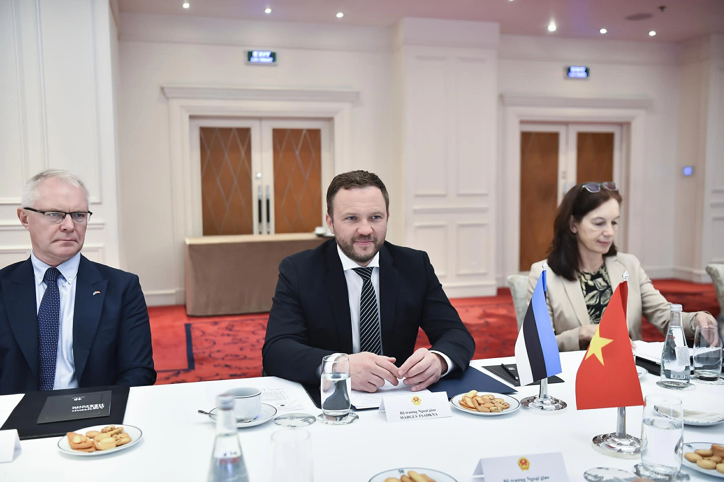 Politburo member, Foreign Minister Le Hoai Trung holds talks with Estonian Foreign Minister Margus Tsahkna