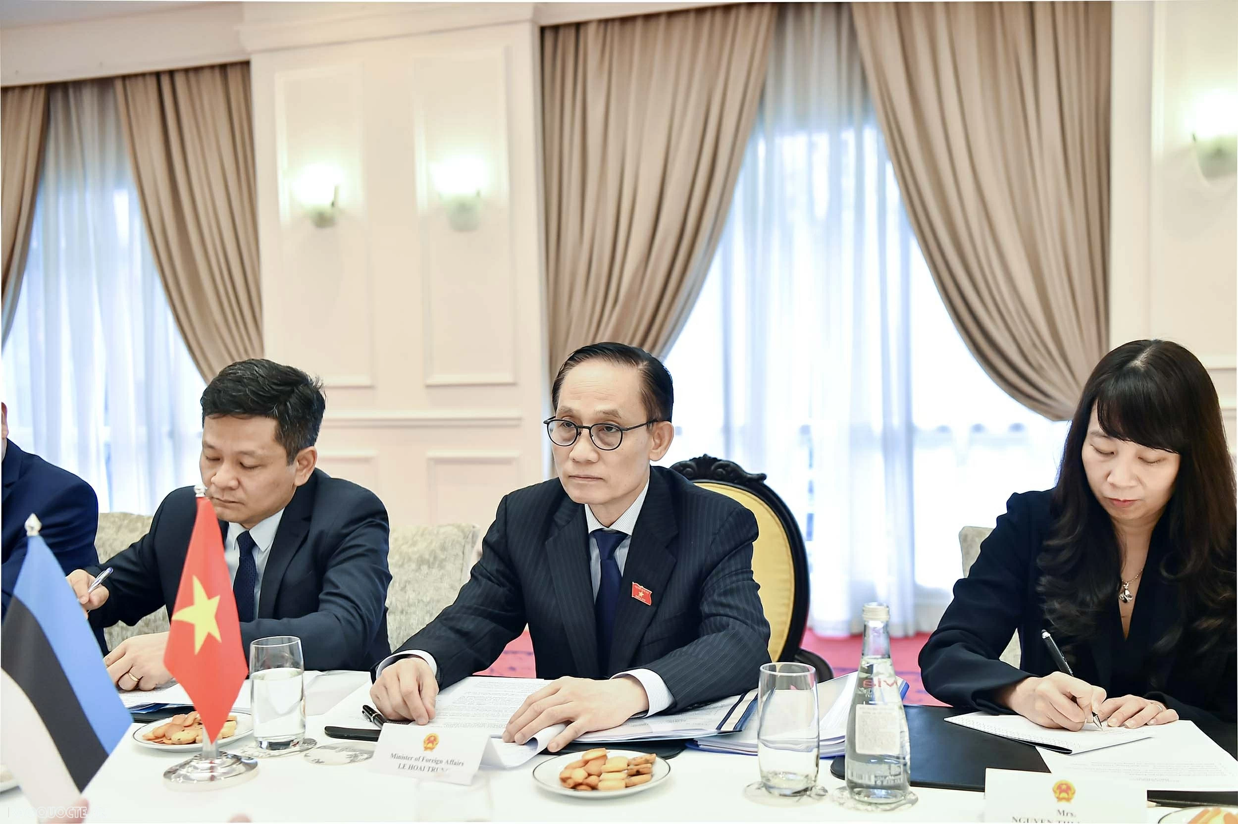 Politburo member, Foreign Minister Le Hoai Trung holds talks with Estonian Foreign Minister Margus Tsahkna