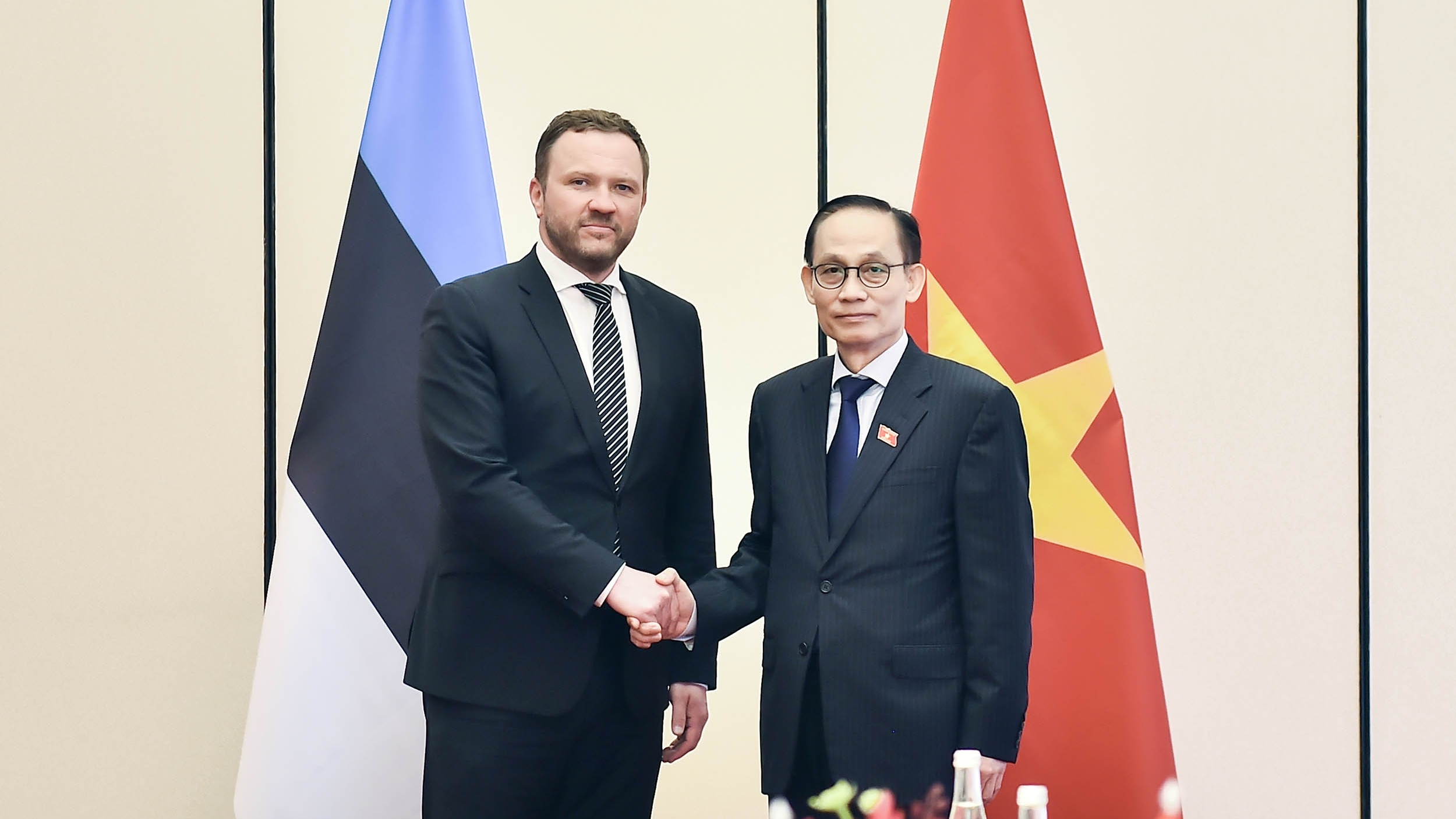 Politburo member, Foreign Minister Le Hoai Trung holds talks with Estonian Foreign Minister Margus Tsahkna