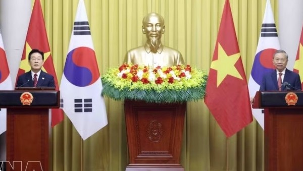 Vietnam, RoK leaders hold joint press conference in Hanoi