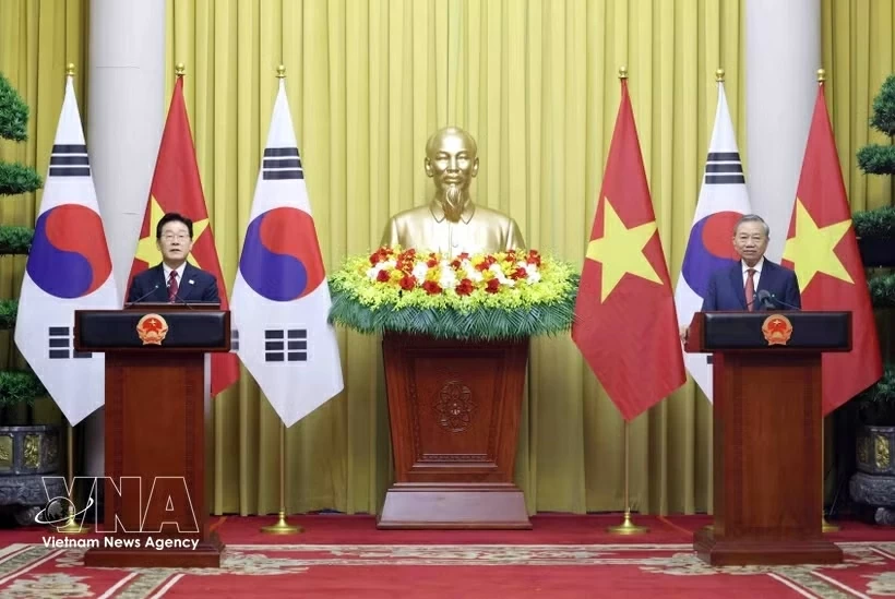 Vietnam, RoK leaders hold joint press conference in Hanoi