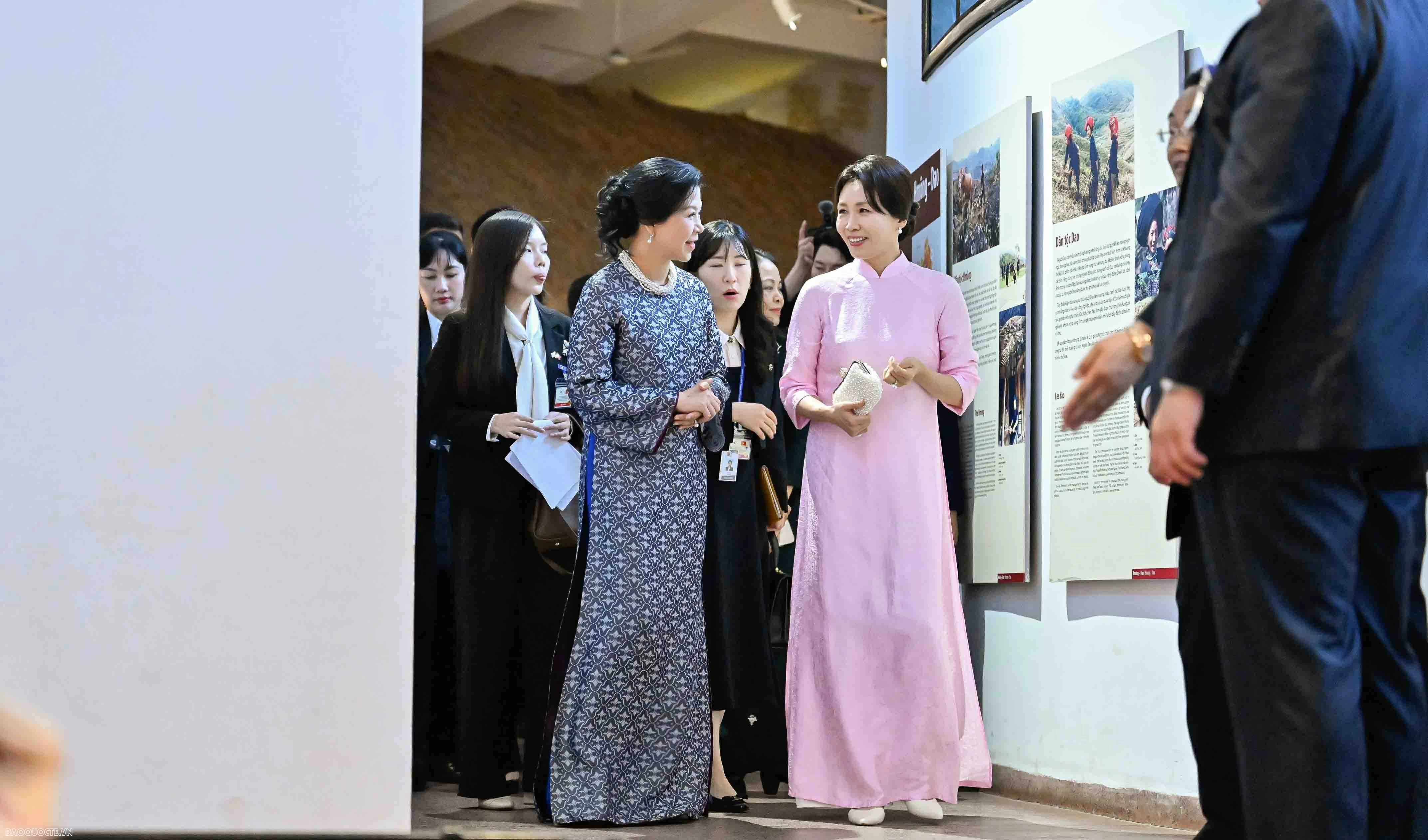 General Secretary, President To Lam's spouse and RoK President Lee Jae Myung's spouse visit Vietnam Museum of Ethnology