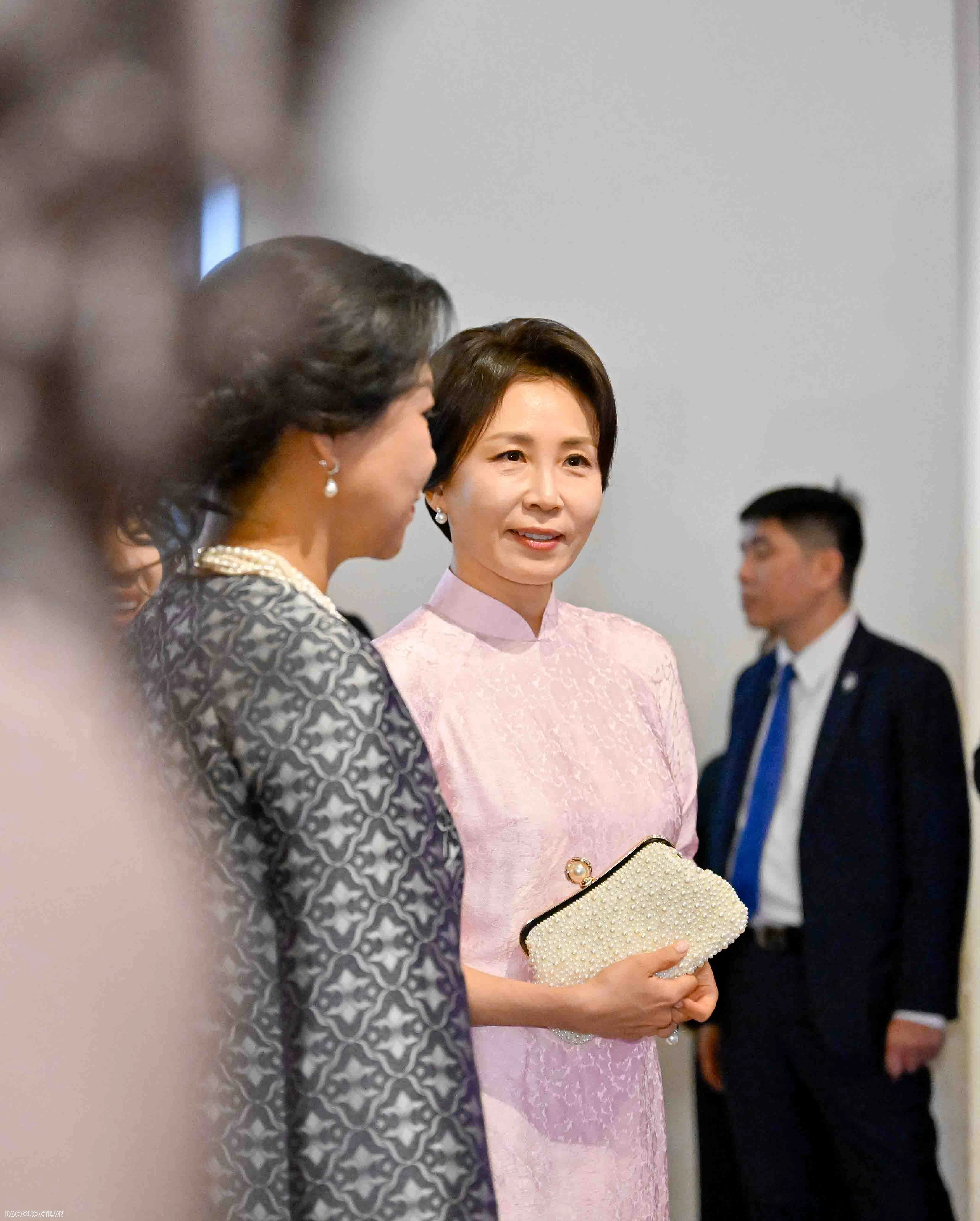 General Secretary, President To Lam's spouse and RoK President Lee Jae Myung's spouse visit Vietnam Museum of Ethnology