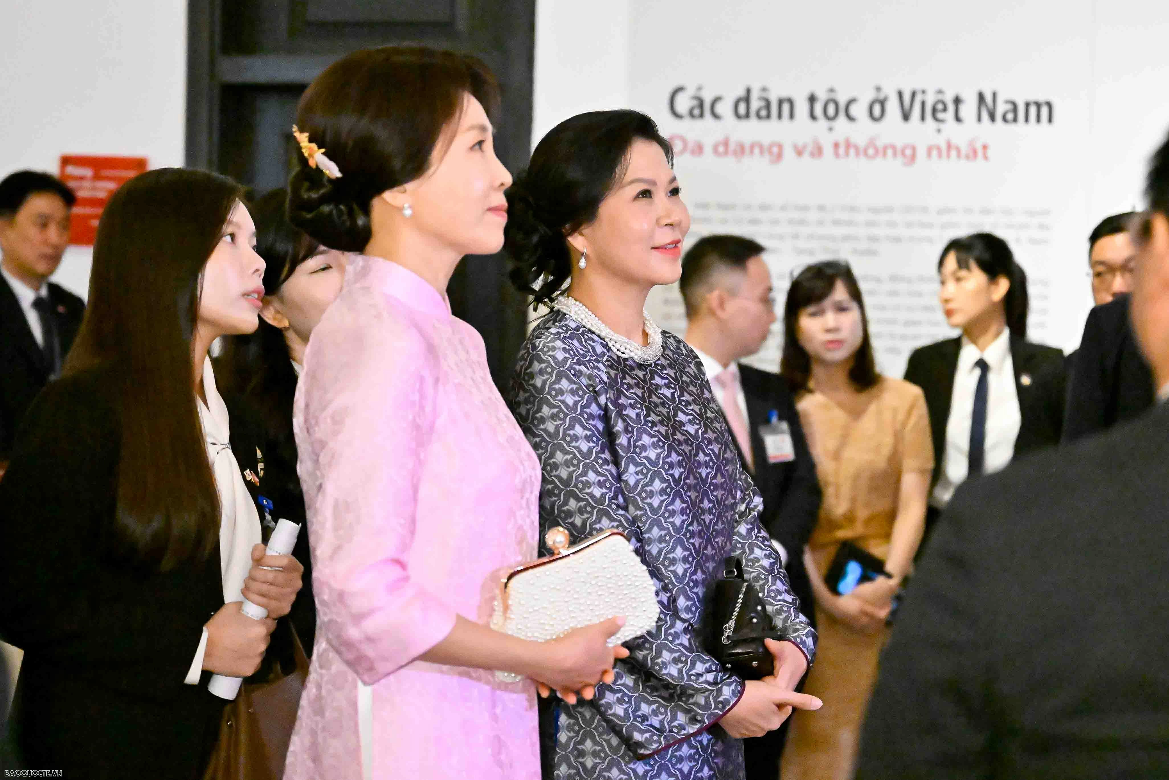 General Secretary, President To Lam's spouse and RoK President Lee Jae Myung's spouse visit Vietnam Museum of Ethnology