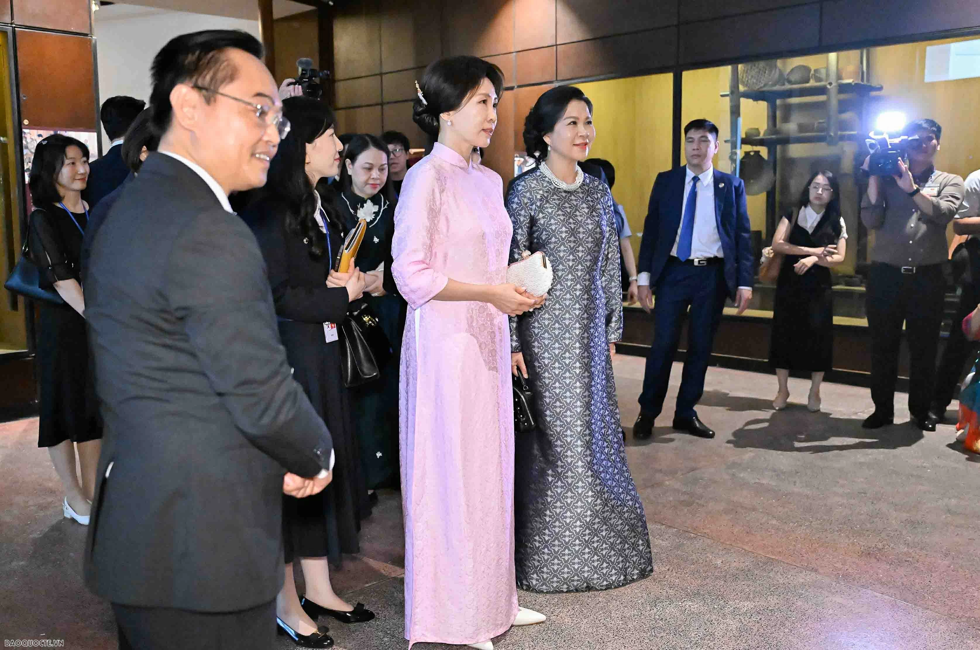 General Secretary, President To Lam's spouse and RoK President Lee Jae Myung's spouse visit Vietnam Museum of Ethnology
