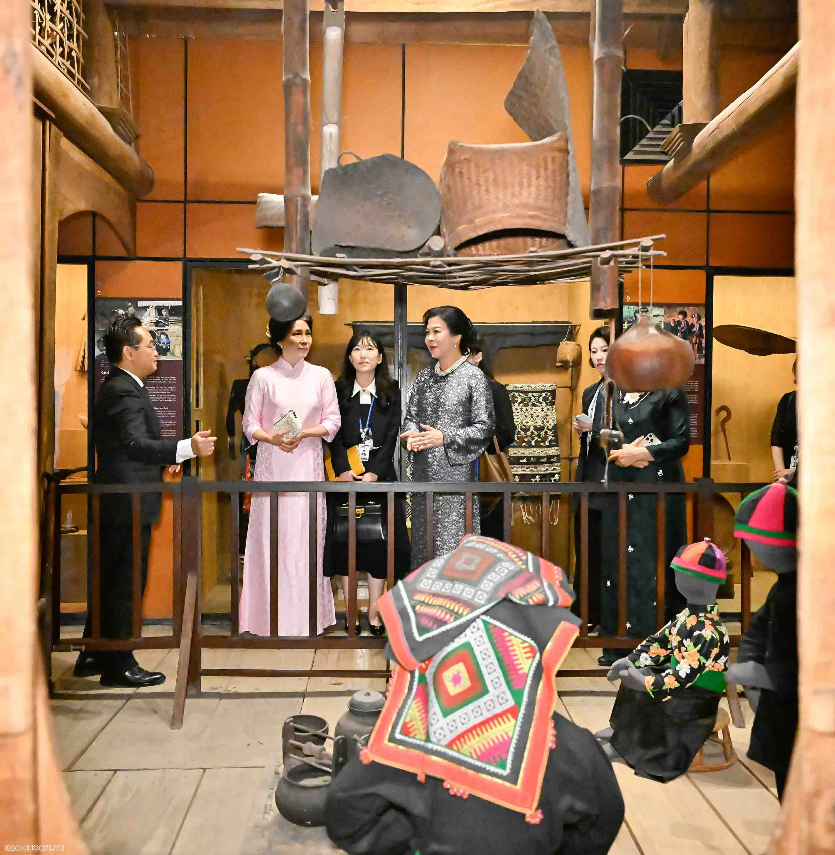 General Secretary, President To Lam's spouse and RoK President Lee Jae Myung's spouse visit Vietnam Museum of Ethnology