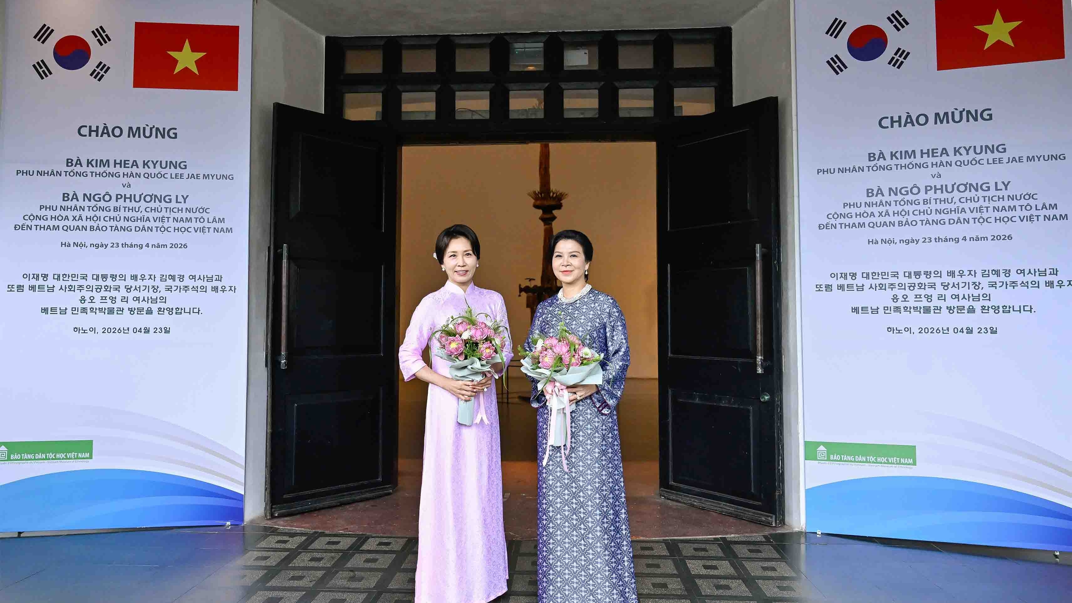 General Secretary, President To Lam's spouse and RoK President Lee Jae Myung's spouse visit Vietnam Museum of Ethnology