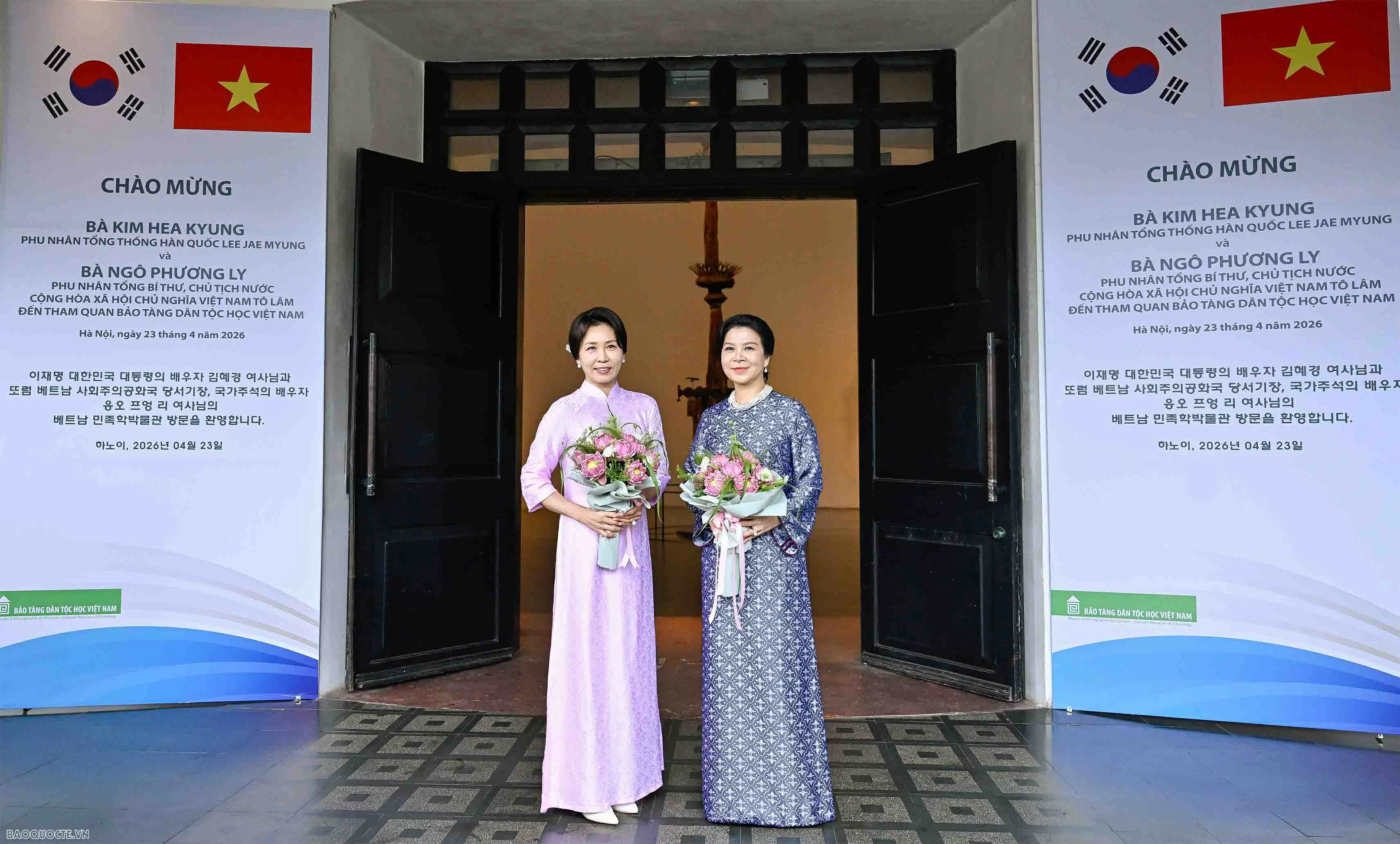 General Secretary, President To Lam's spouse and RoK President Lee Jae Myung's spouse visit Vietnam Museum of Ethnology