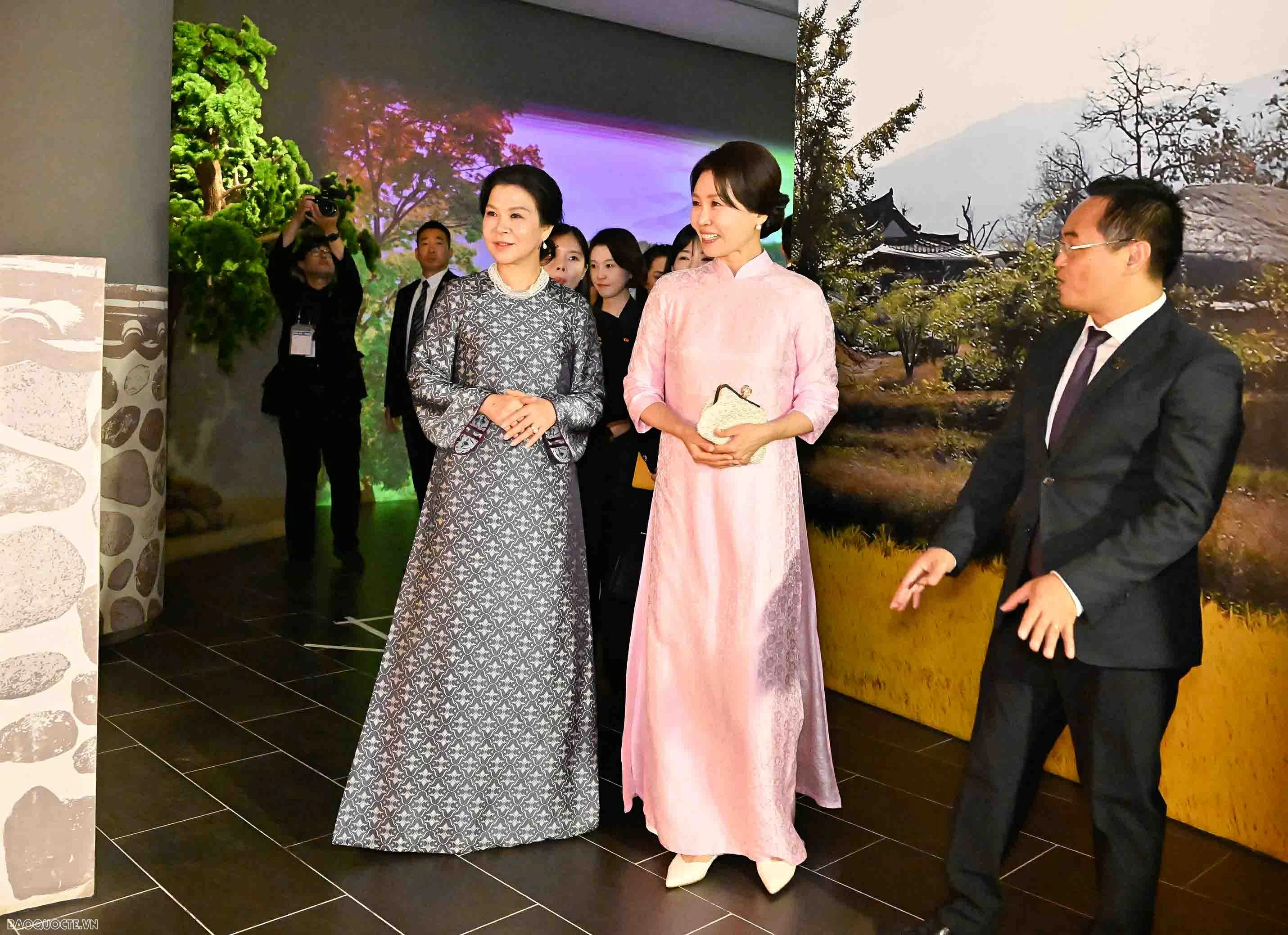 General Secretary, President To Lam's spouse and RoK President Lee Jae Myung's spouse visit Vietnam Museum of Ethnology