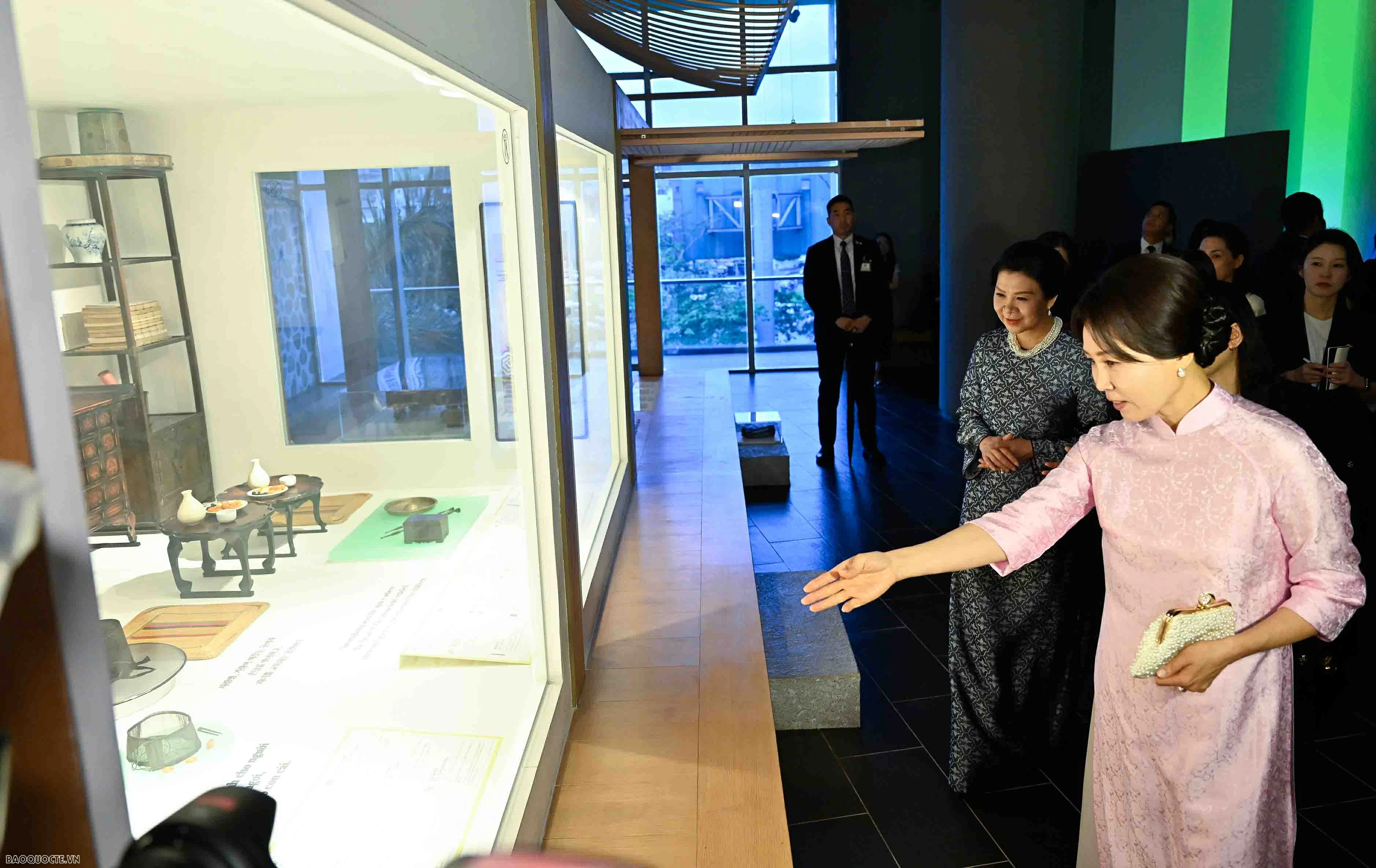 General Secretary, President To Lam's spouse and RoK President Lee Jae Myung's spouse visit Vietnam Museum of Ethnology