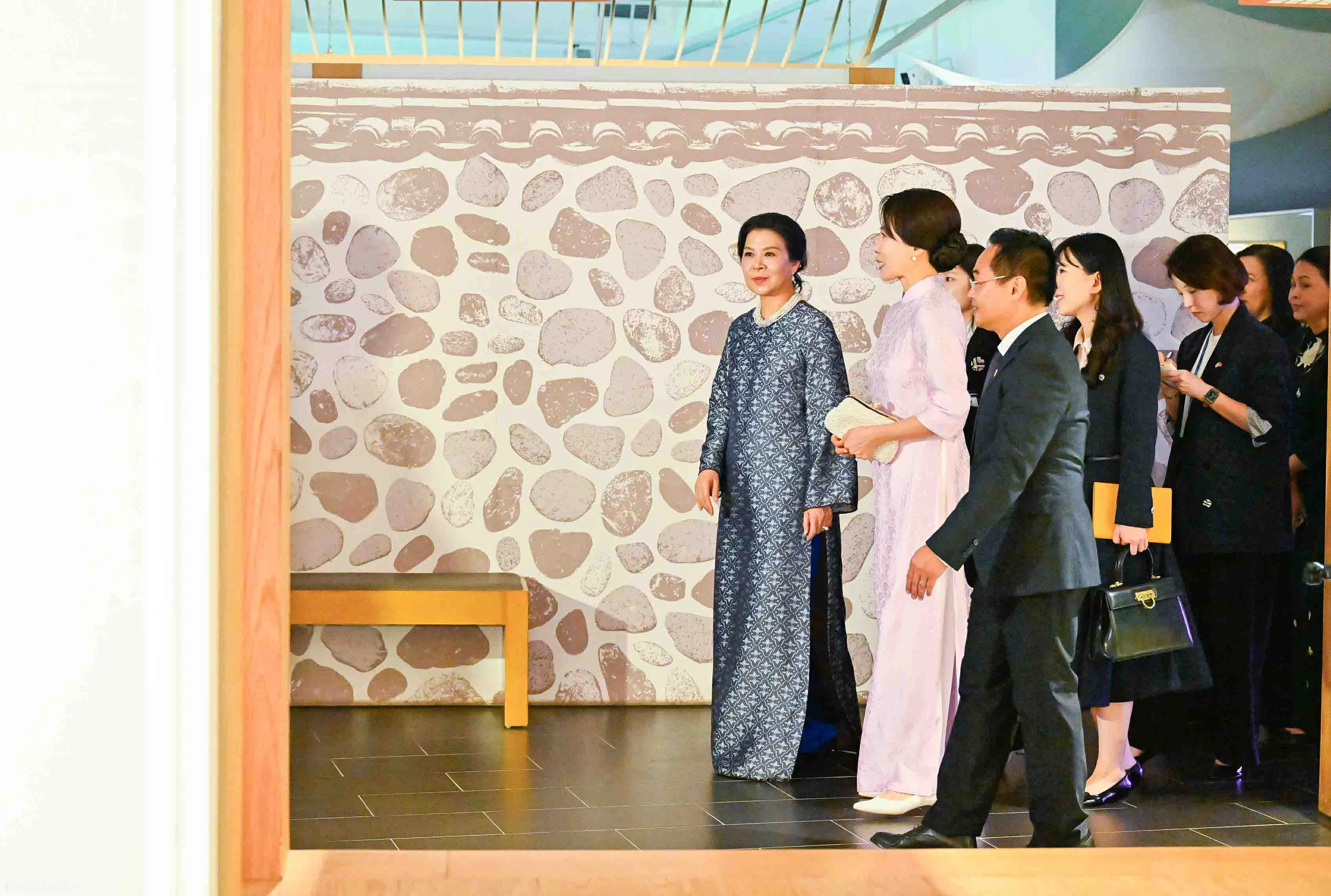 General Secretary, President To Lam's spouse and RoK President Lee Jae Myung's spouse visit Vietnam Museum of Ethnology