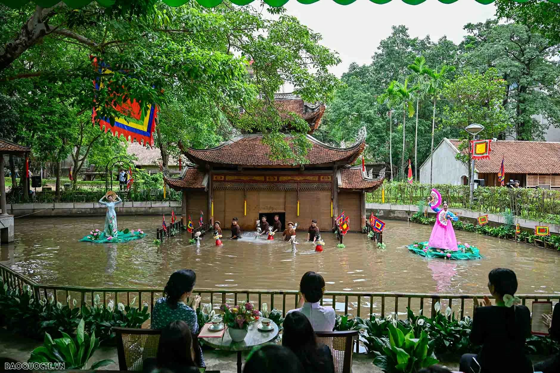 General Secretary, President To Lam's spouse and RoK President Lee Jae Myung's spouse visit Vietnam Museum of Ethnology