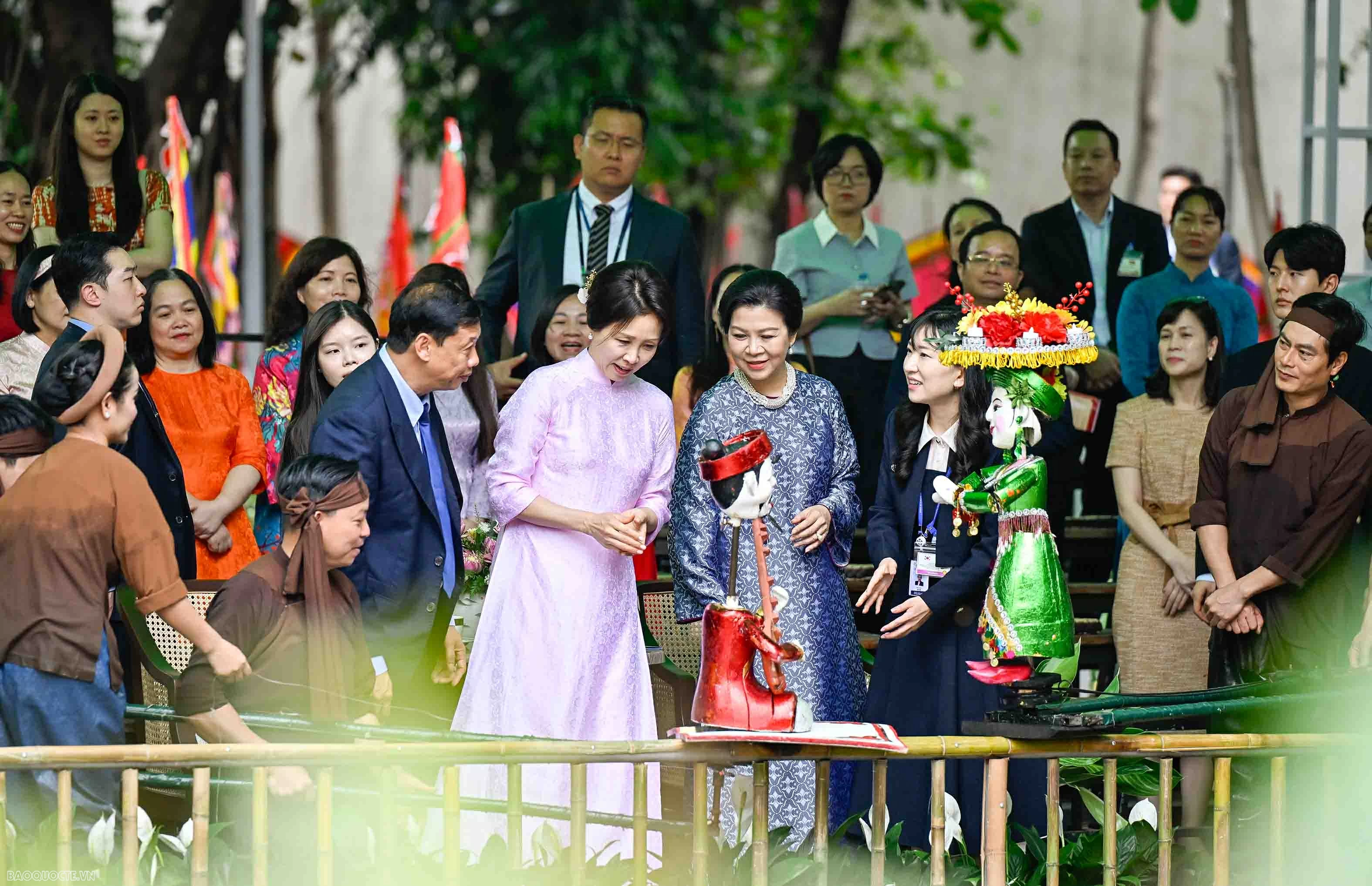 General Secretary, President To Lam's spouse and RoK President Lee Jae Myung's spouse visit Vietnam Museum of Ethnology