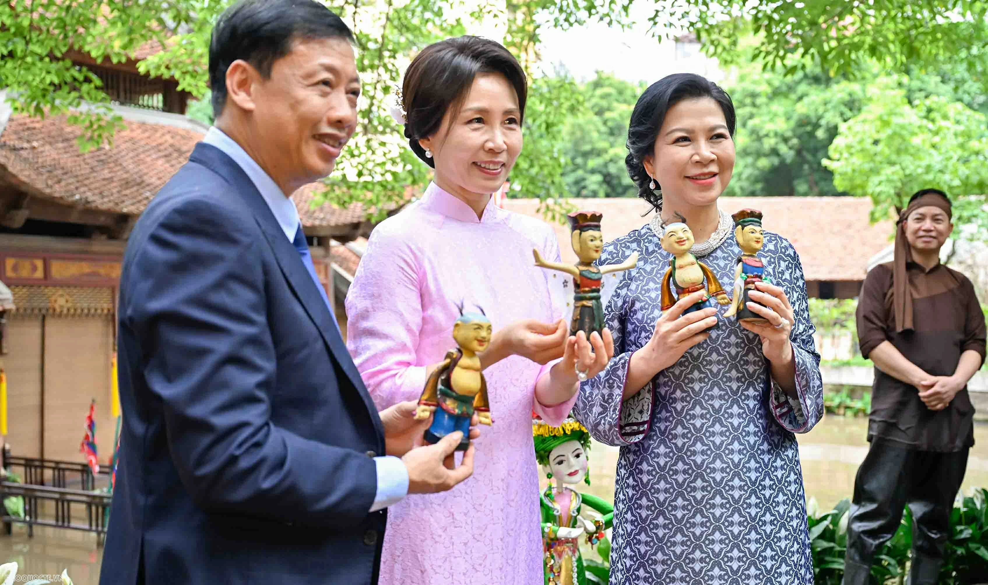 General Secretary, President To Lam's spouse and RoK President Lee Jae Myung's spouse visit Vietnam Museum of Ethnology