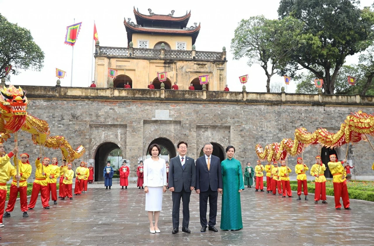 General Secretary, President To Lam hosts special friendship programme for RoK President Lee Jae Myung at Thang Long Imperial Citadel